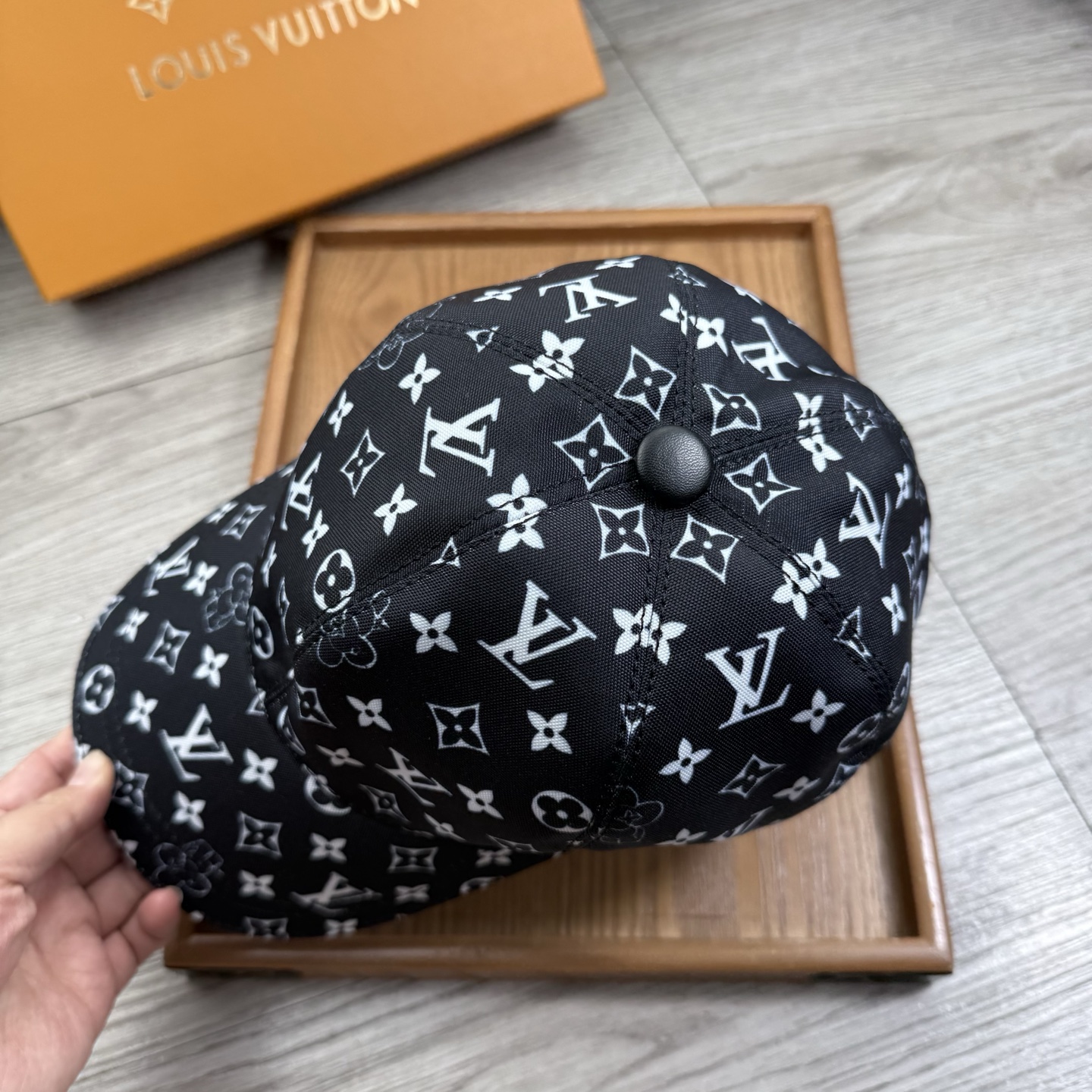 🌹。L家。【超A品质】最新款！时尚潮流，高端做工！每一个帽子都是用心之作！牛津材质！头层牛皮！配盒子、防