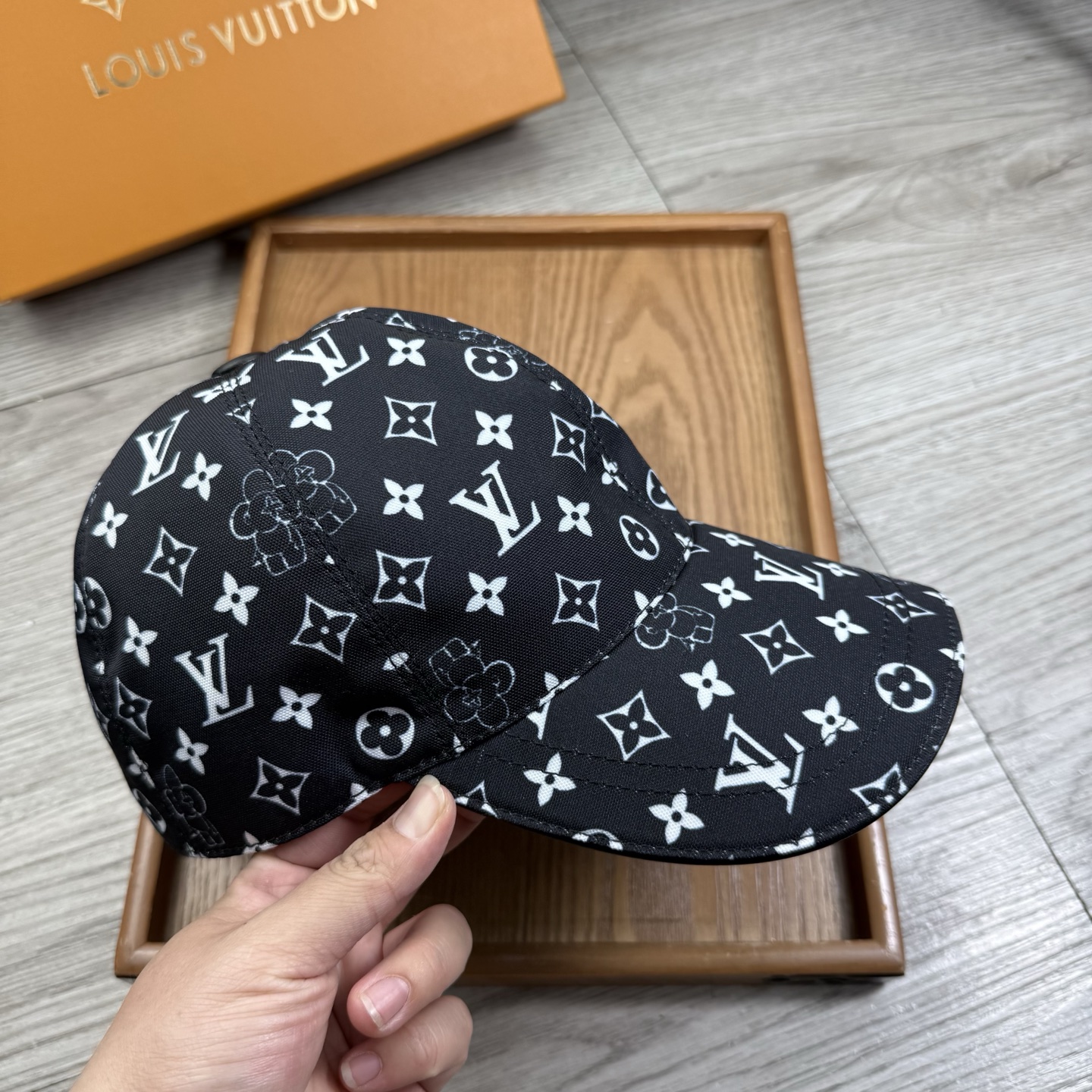 🌹。L家。【超A品质】最新款！时尚潮流，高端做工！每一个帽子都是用心之作！牛津材质！头层牛皮！配盒子、防
