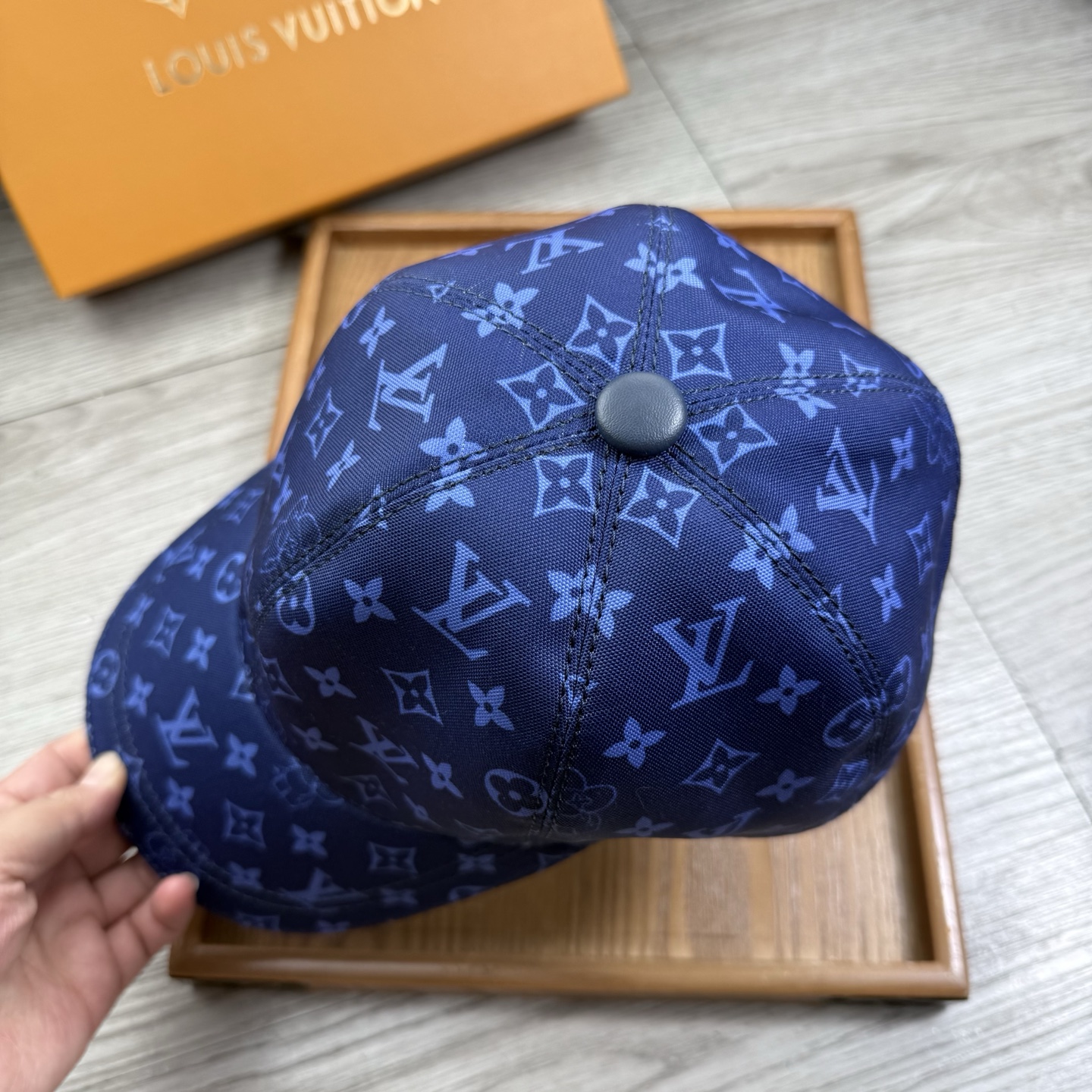 🌹。L家。【超A品质】最新款！时尚潮流，高端做工！每一个帽子都是用心之作！牛津材质！头层牛皮！配盒子、防