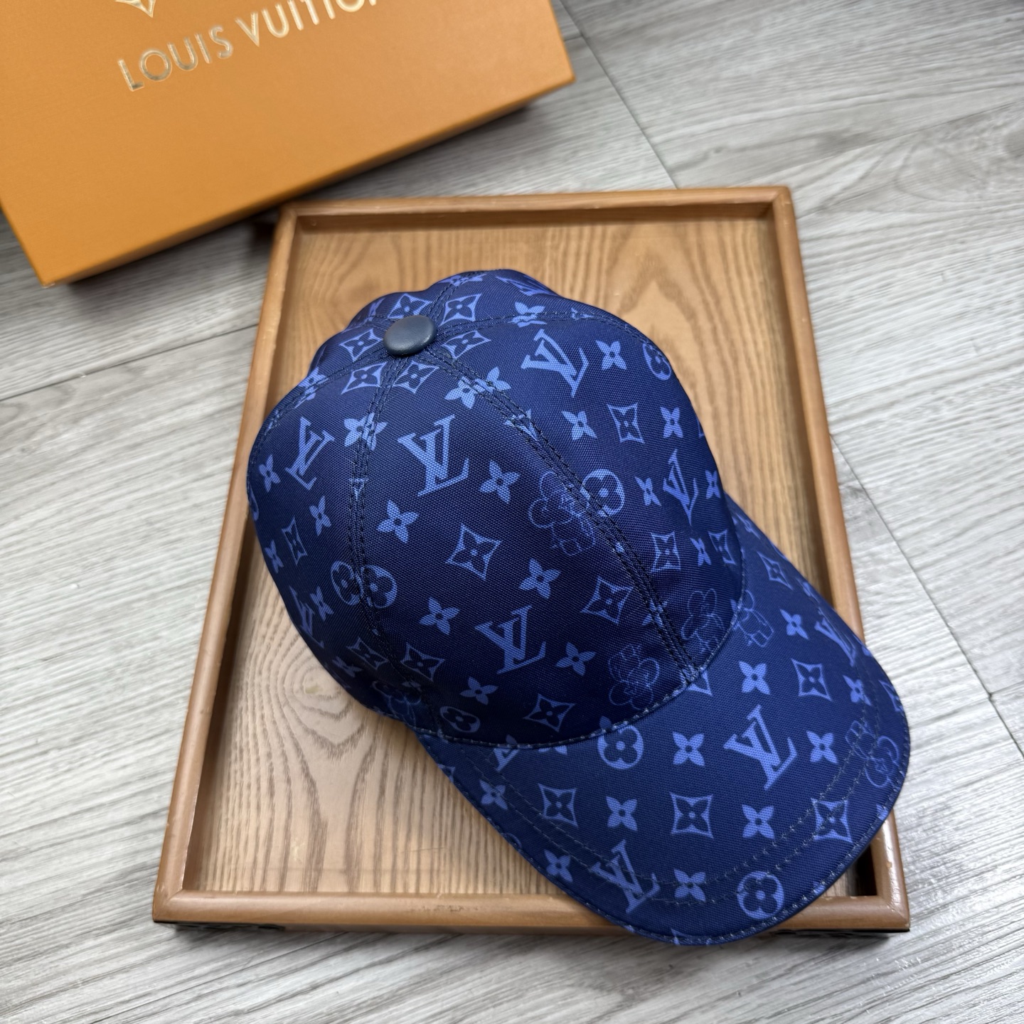 🌹。L家。【超A品质】最新款！时尚潮流，高端做工！每一个帽子都是用心之作！牛津材质！头层牛皮！配盒子、防
