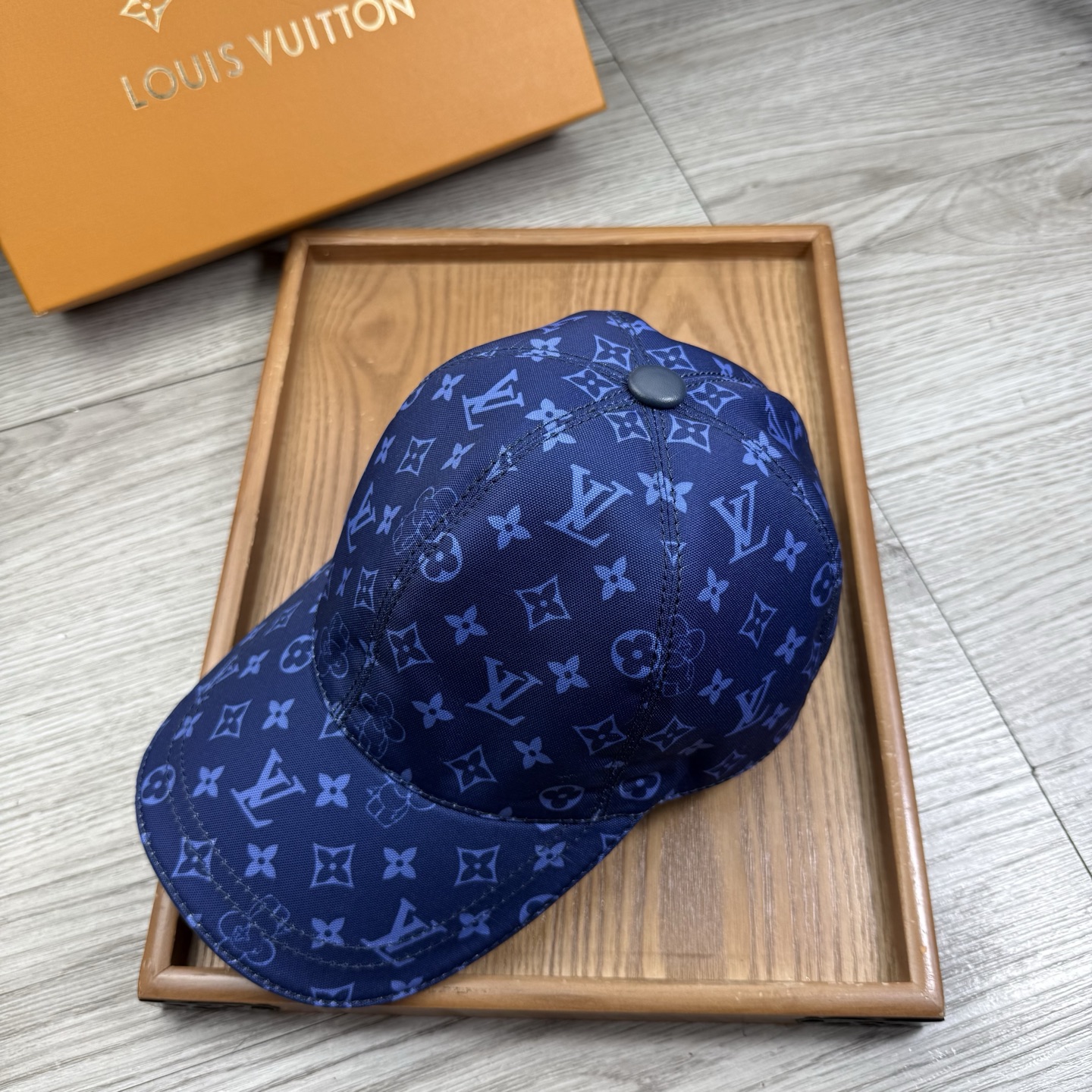🌹。L家。【超A品质】最新款！时尚潮流，高端做工！每一个帽子都是用心之作！牛津材质！头层牛皮！配盒子、防