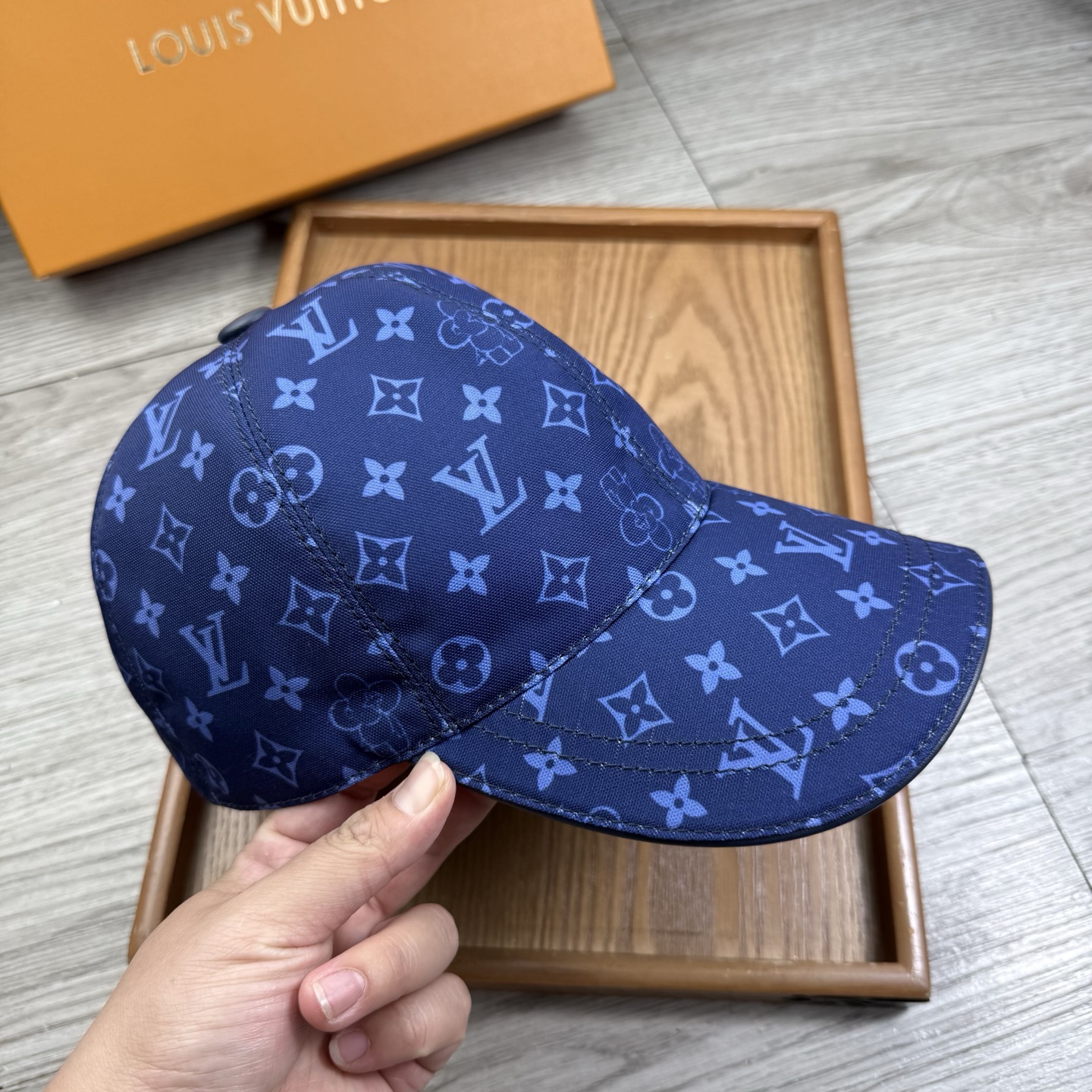🌹。L家。【超A品质】最新款！时尚潮流，高端做工！每一个帽子都是用心之作！牛津材质！头层牛皮！配盒子、防
