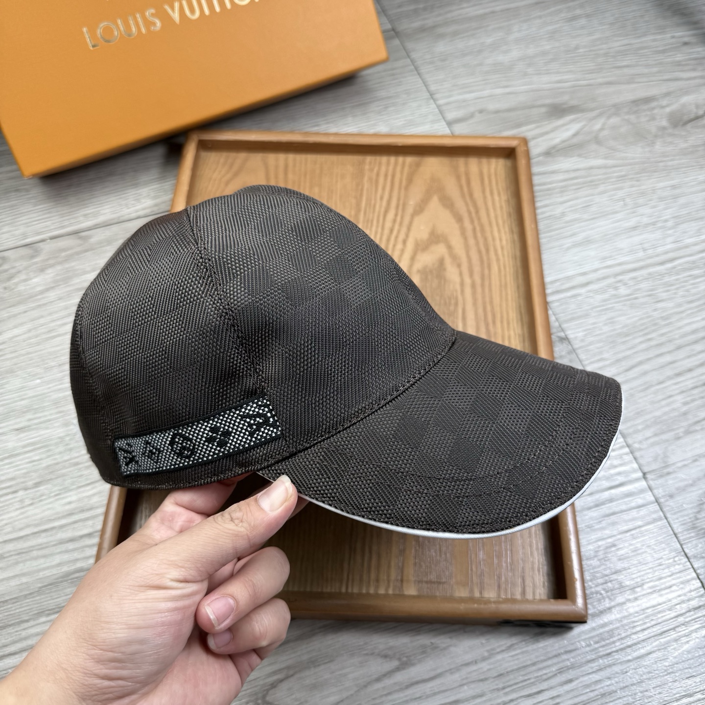 🌹。L家。【超A品质】最新款！时尚潮流，高端做工！每一个帽子都是用心之作！牛津材质！头层牛皮！配盒子、防