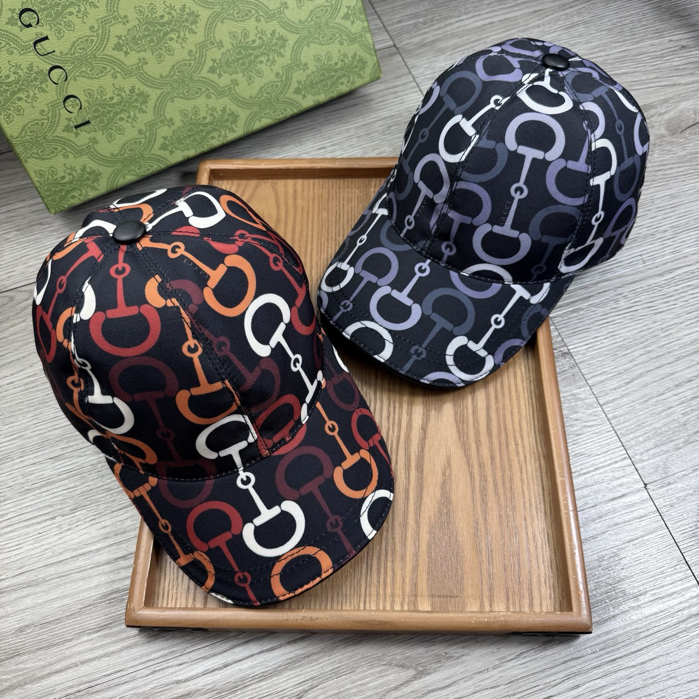🌹。G家。【超A品质】最新款！时尚潮流，高端做工！每一个帽子都是用心之作！牛津材质！头层牛皮！配盒子、防