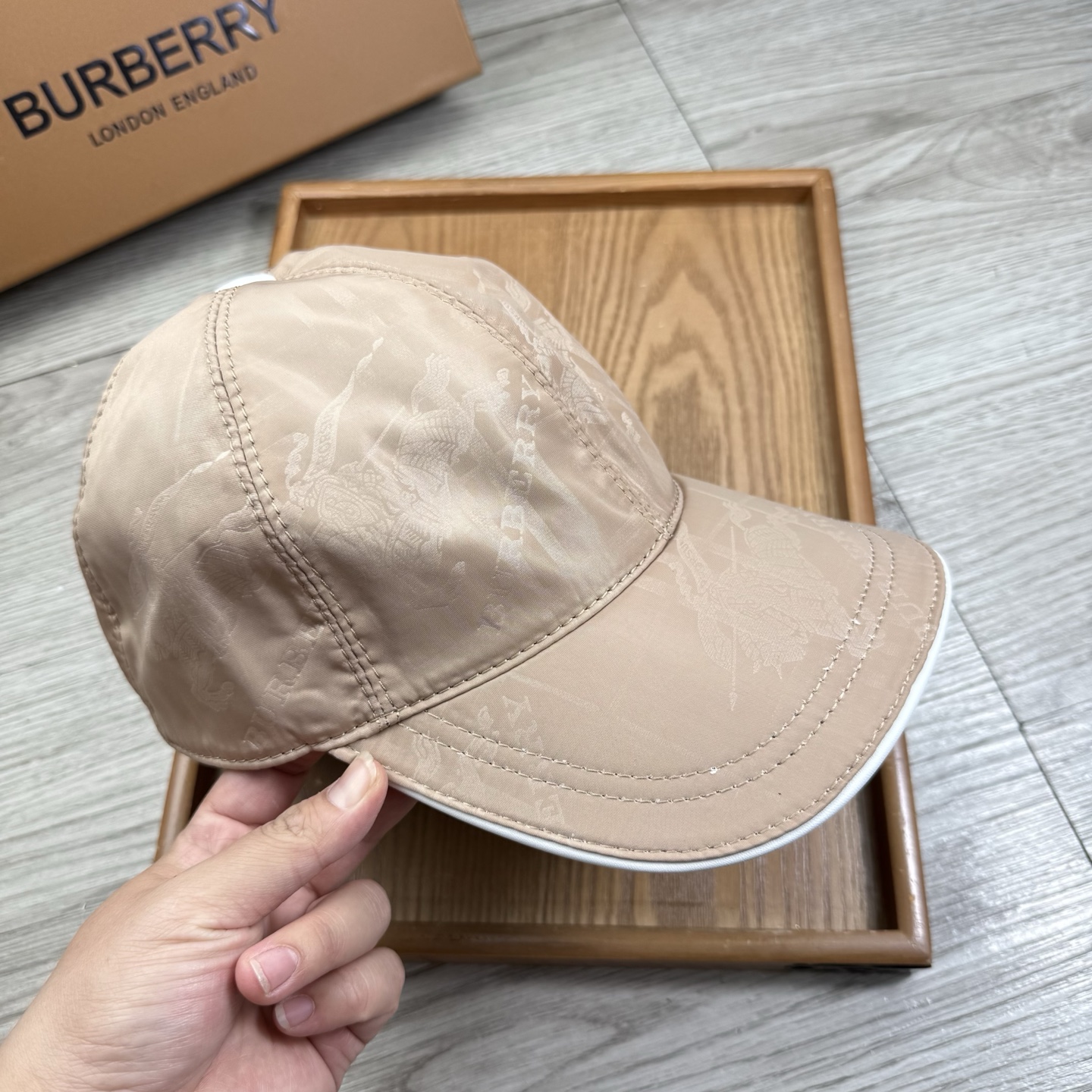 🌹。B家。【超A品质】最新款！时尚潮流，高端做工！每一个帽子都是用心之作！牛津材质！头层牛皮！配盒子、防