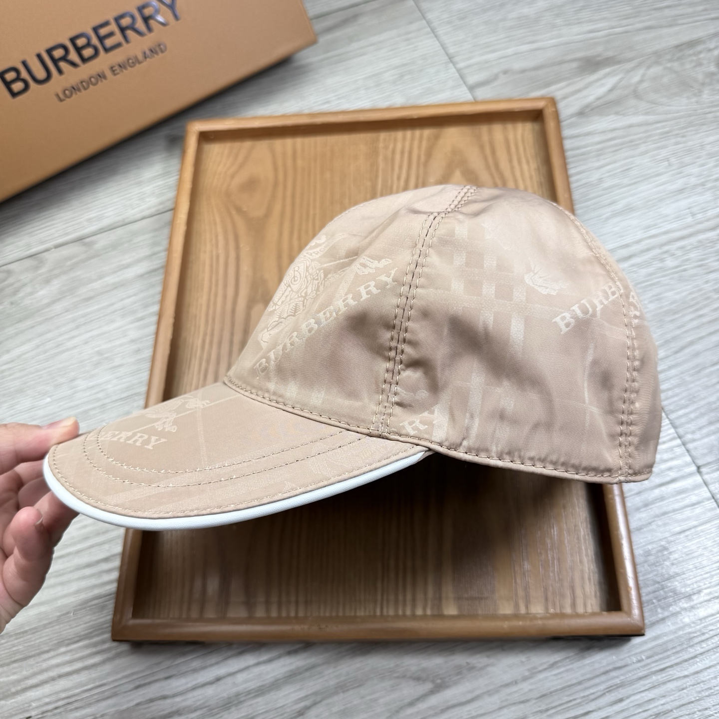 🌹。B家。【超A品质】最新款！时尚潮流，高端做工！每一个帽子都是用心之作！牛津材质！头层牛皮！配盒子、防