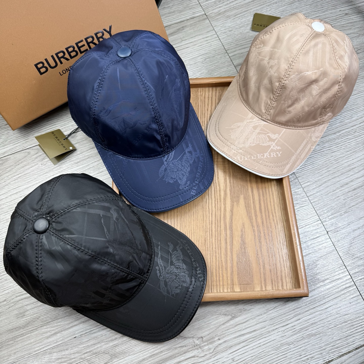 🌹。B家。【超A品质】最新款！时尚潮流，高端做工！每一个帽子都是用心之作！牛津材质！头层牛皮！配盒子、防