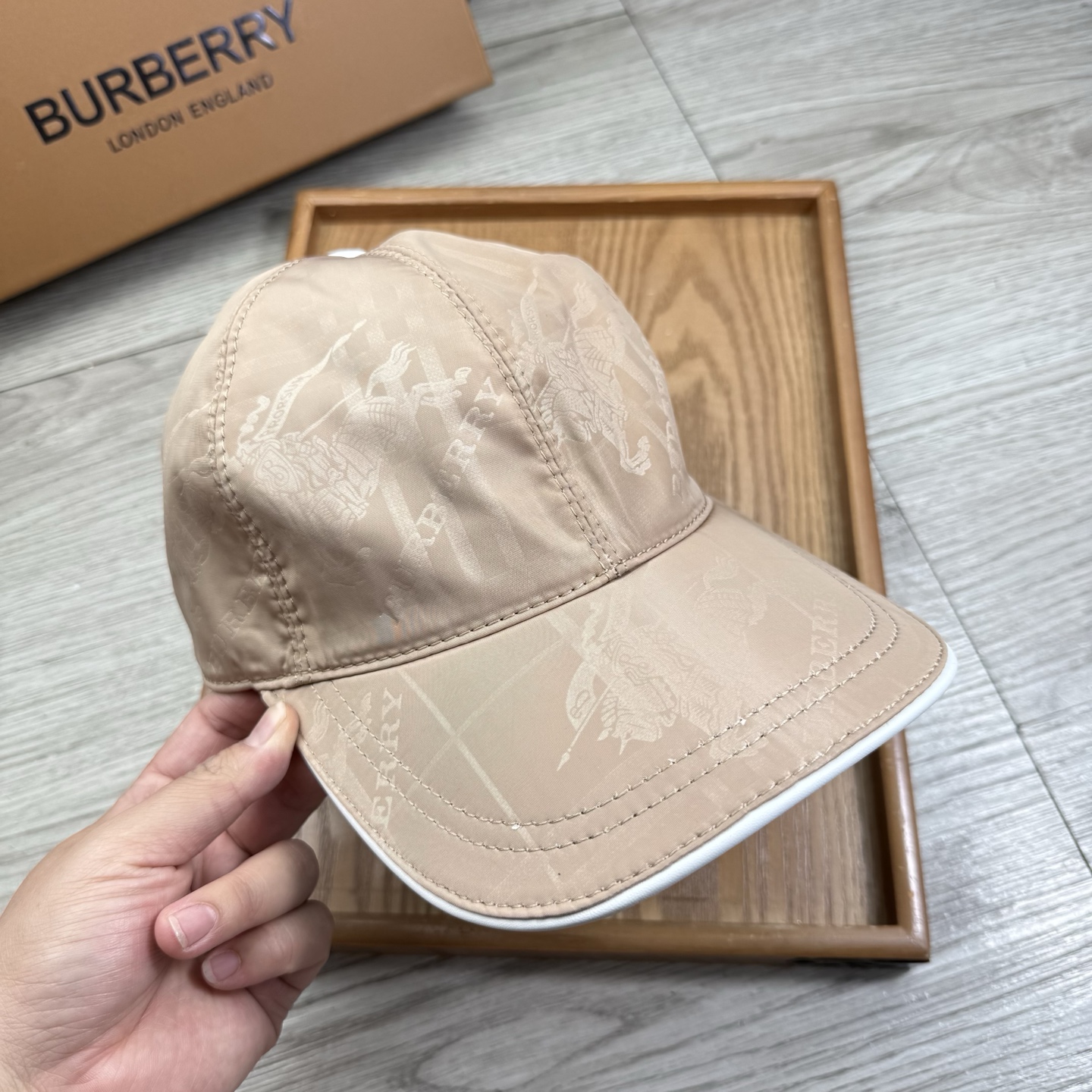 🌹。B家。【超A品质】最新款！时尚潮流，高端做工！每一个帽子都是用心之作！牛津材质！头层牛皮！配盒子、防