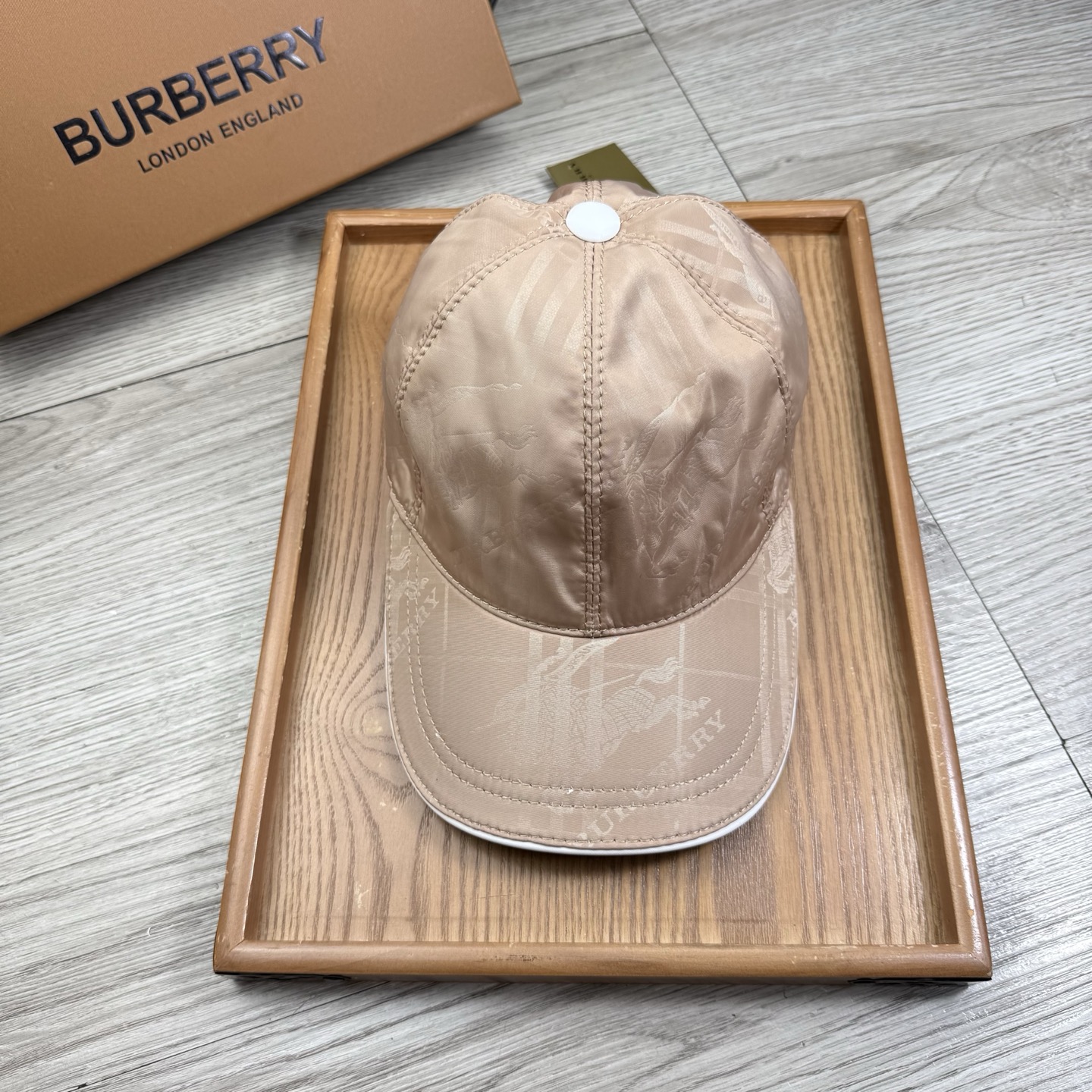🌹。B家。【超A品质】最新款！时尚潮流，高端做工！每一个帽子都是用心之作！牛津材质！头层牛皮！配盒子、防