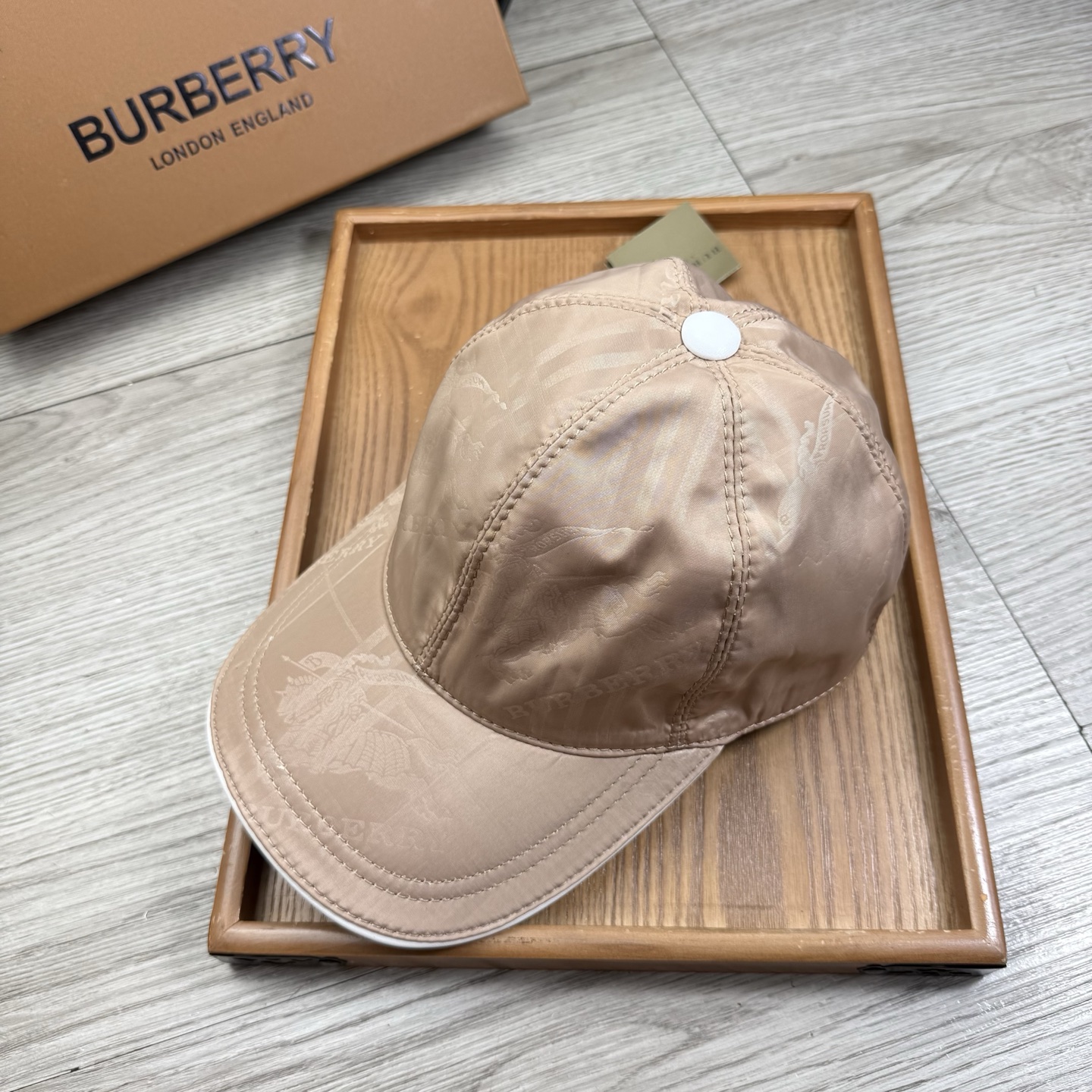 🌹。B家。【超A品质】最新款！时尚潮流，高端做工！每一个帽子都是用心之作！牛津材质！头层牛皮！配盒子、防
