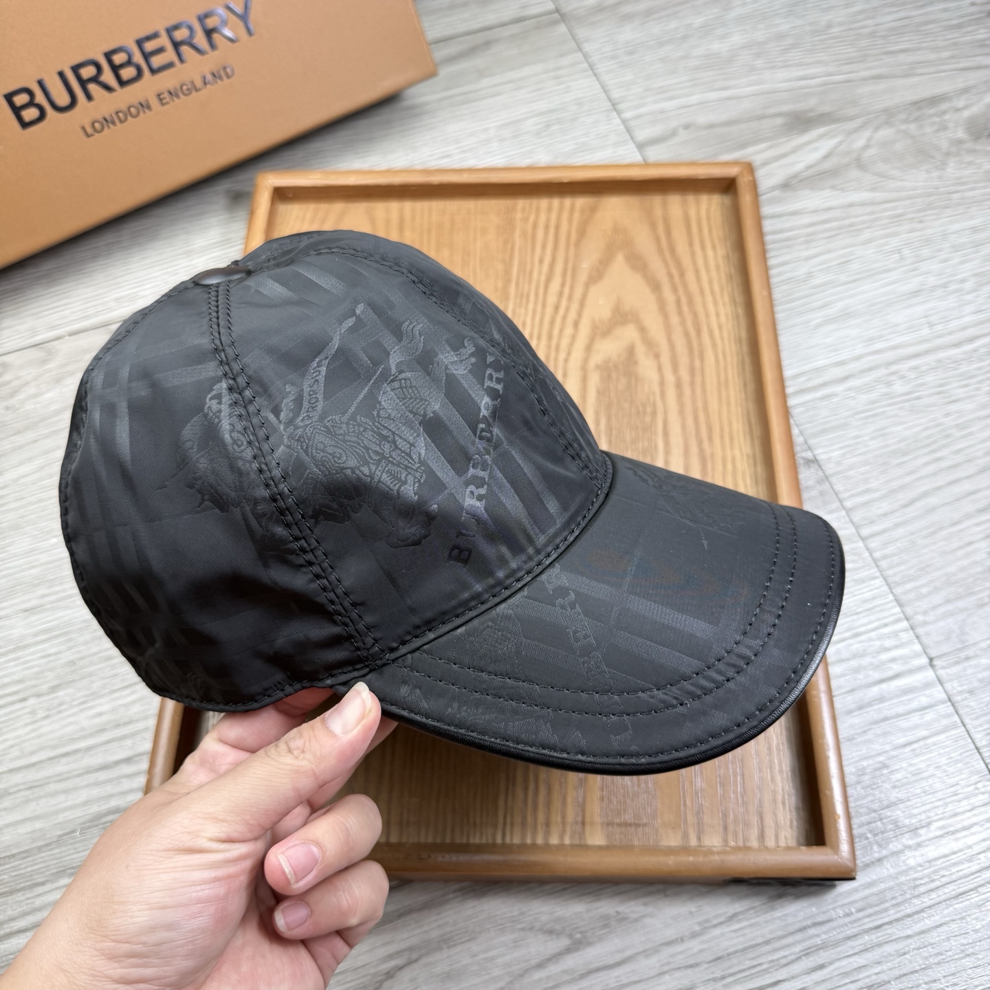 🌹。B家。【超A品质】最新款！时尚潮流，高端做工！每一个帽子都是用心之作！牛津材质！头层牛皮！配盒子、防