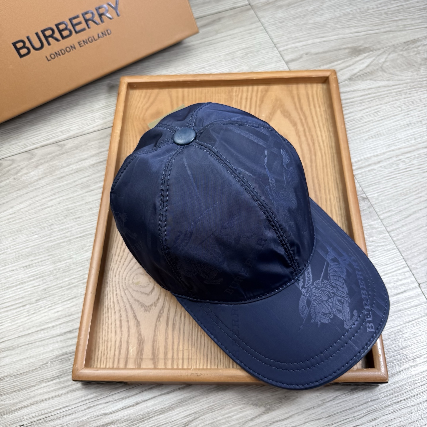 🌹。B家。【超A品质】最新款！时尚潮流，高端做工！每一个帽子都是用心之作！牛津材质！头层牛皮！配盒子、防