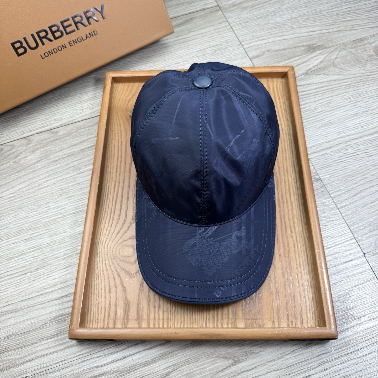 🌹。B家。【超A品质】最新款！时尚潮流，高端做工！每一个帽子都是用心之作！牛津材质！头层牛皮！配盒子、防