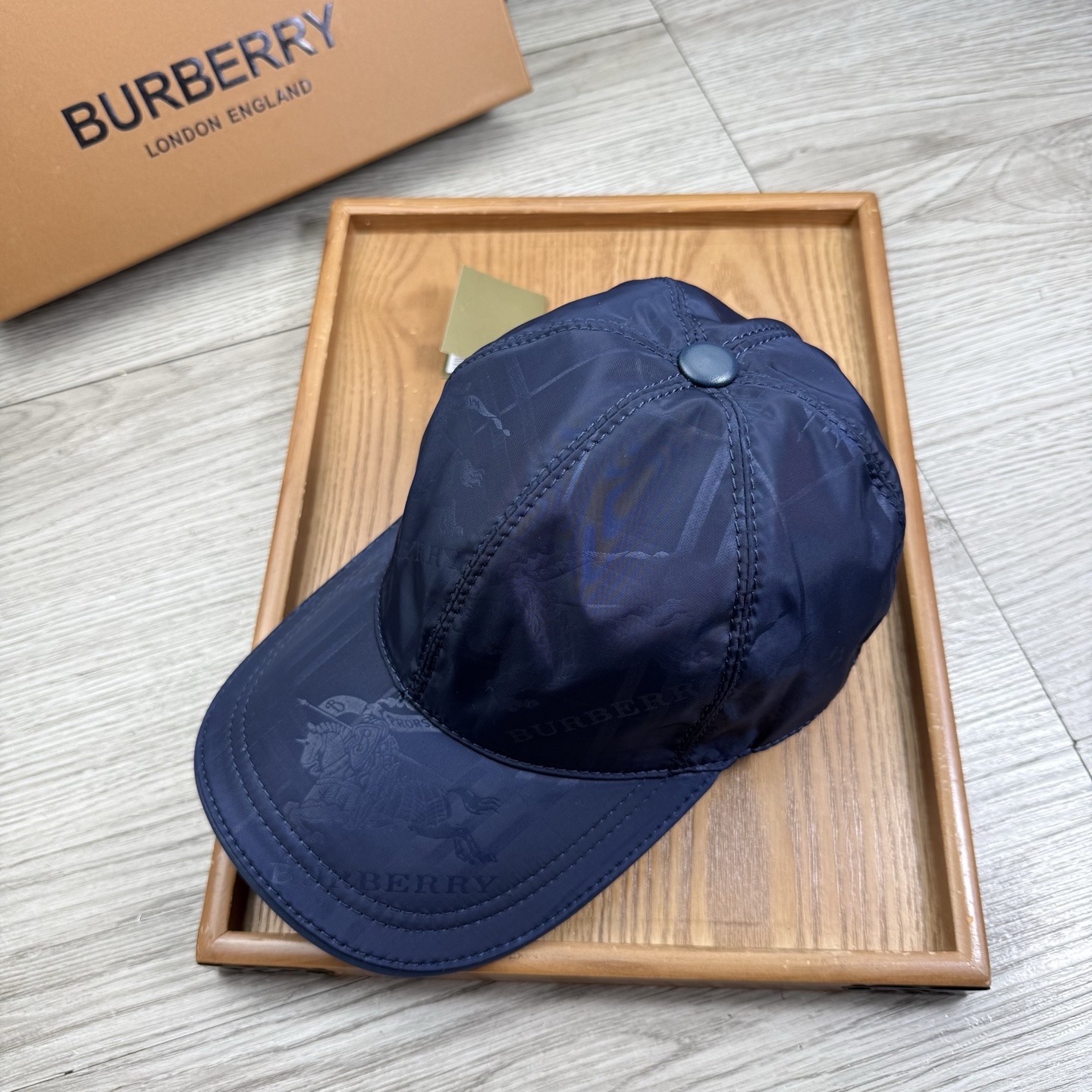 🌹。B家。【超A品质】最新款！时尚潮流，高端做工！每一个帽子都是用心之作！牛津材质！头层牛皮！配盒子、防