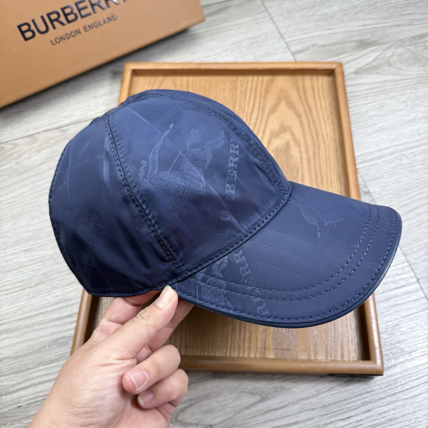 🌹。B家。【超A品质】最新款！时尚潮流，高端做工！每一个帽子都是用心之作！牛津材质！头层牛皮！配盒子、防