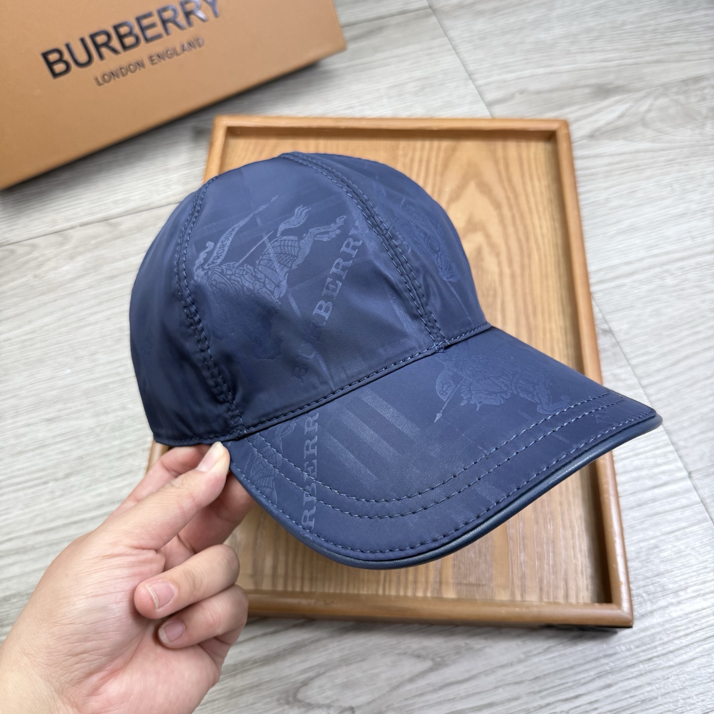 🌹。B家。【超A品质】最新款！时尚潮流，高端做工！每一个帽子都是用心之作！牛津材质！头层牛皮！配盒子、防