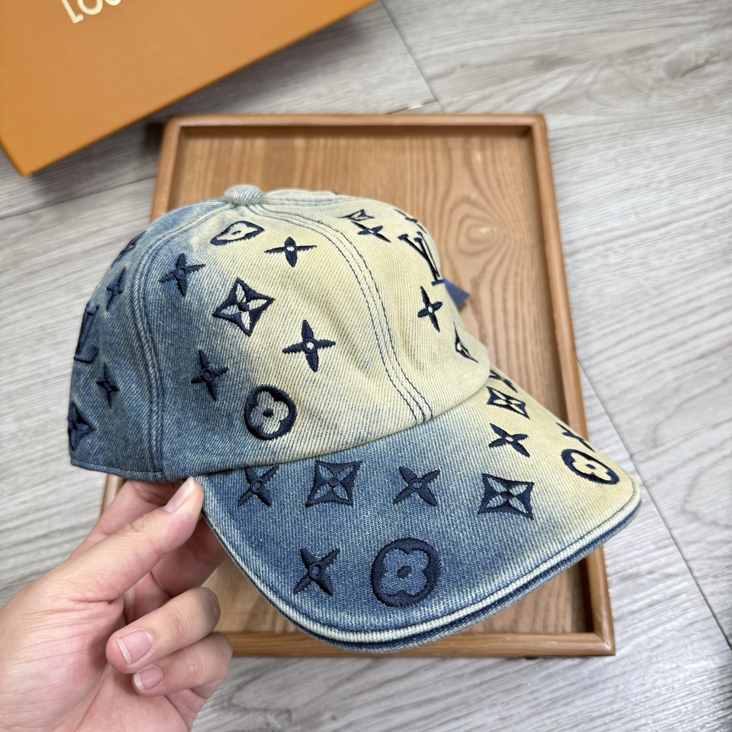 🌹。G家。【原版品质】最新款！时尚潮流，高端做工！每一个帽子都是用心之作！牛津材质！头层牛皮！配盒子、防