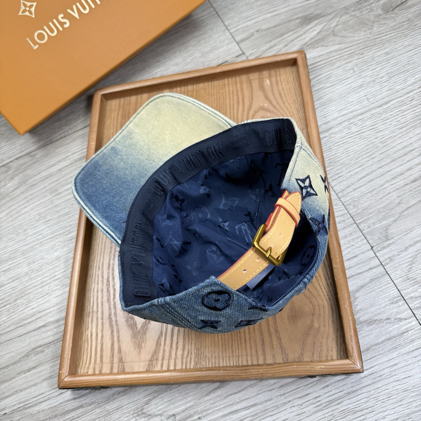 🌹。G家。【原版品质】最新款！时尚潮流，高端做工！每一个帽子都是用心之作！牛津材质！头层牛皮！配盒子、防