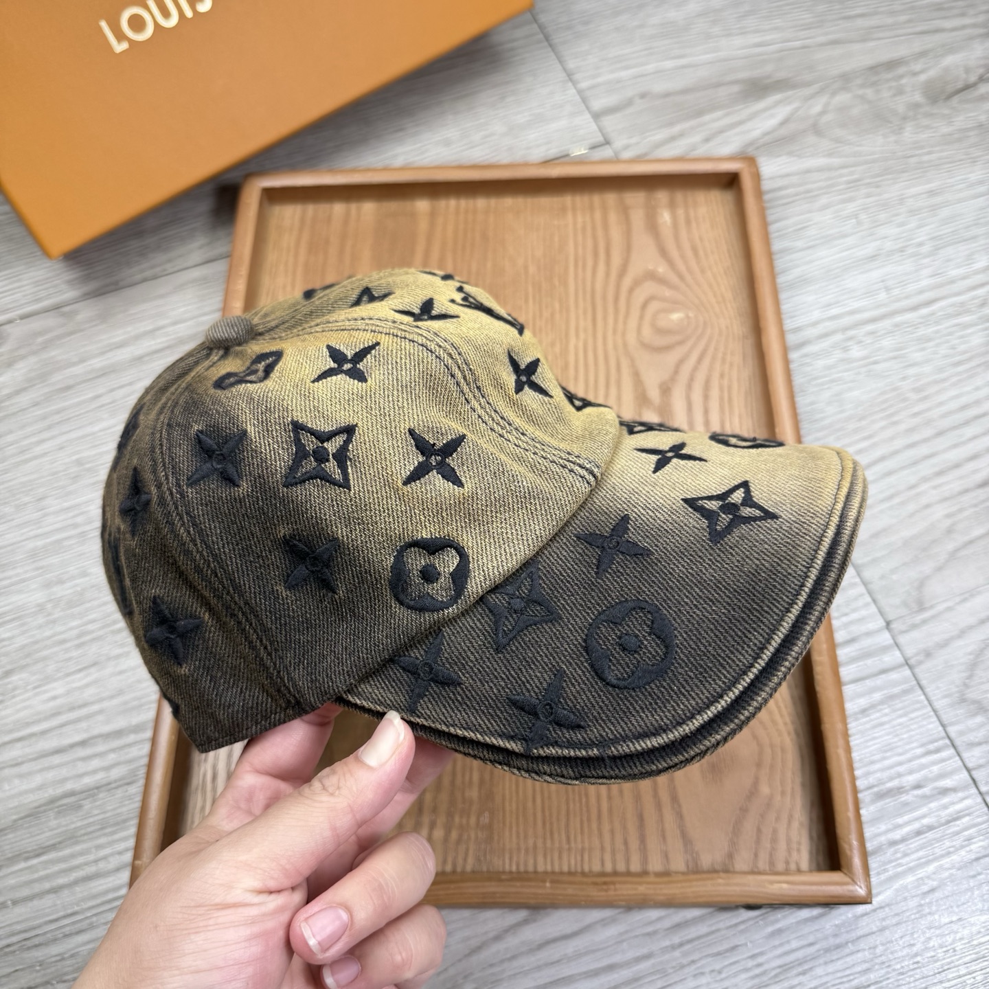 🌹。G家。【原版品质】最新款！时尚潮流，高端做工！每一个帽子都是用心之作！牛津材质！头层牛皮！配盒子、防