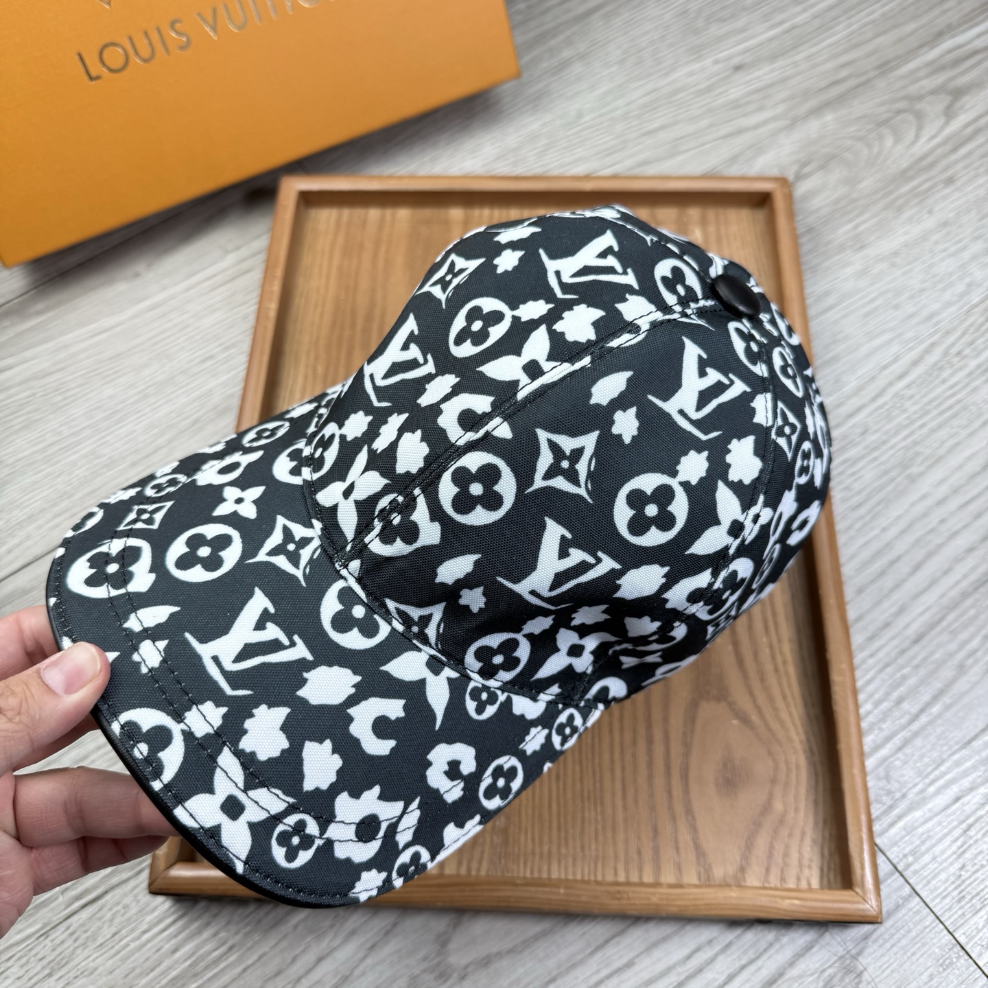 🌹。L家。【超A品质-配透明防尘袋】最新款！时尚潮流，高端做工！每一个帽子都是用心之作！牛津材质！头层牛皮！非一般的品质