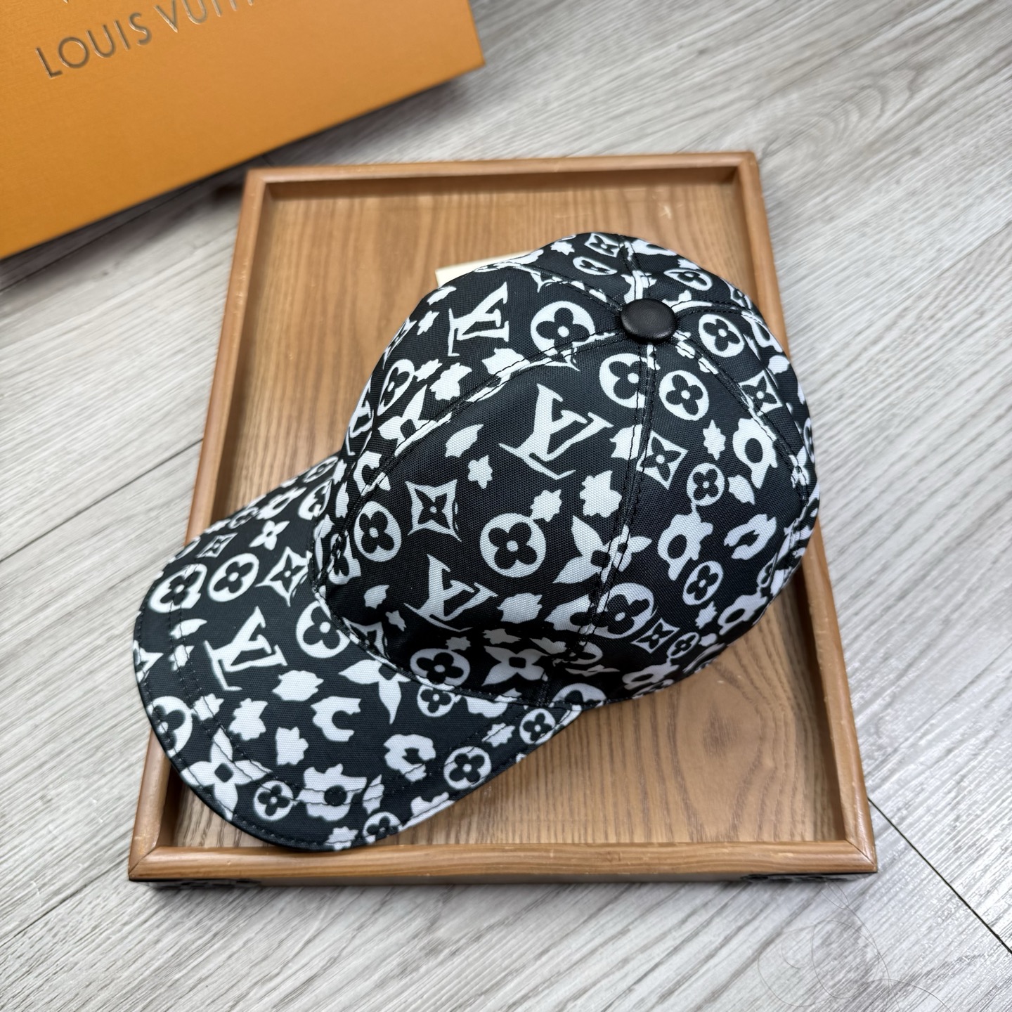 🌹。L家。【超A品质-配透明防尘袋】最新款！时尚潮流，高端做工！每一个帽子都是用心之作！牛津材质！头层牛皮！非一般的品质