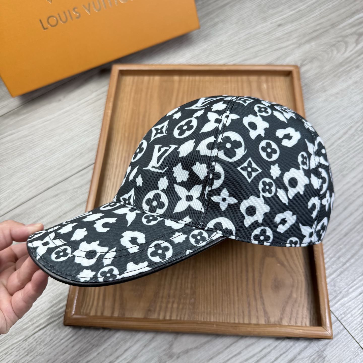 🌹。L家。【超A品质-配透明防尘袋】最新款！时尚潮流，高端做工！每一个帽子都是用心之作！牛津材质！头层牛皮！非一般的品质