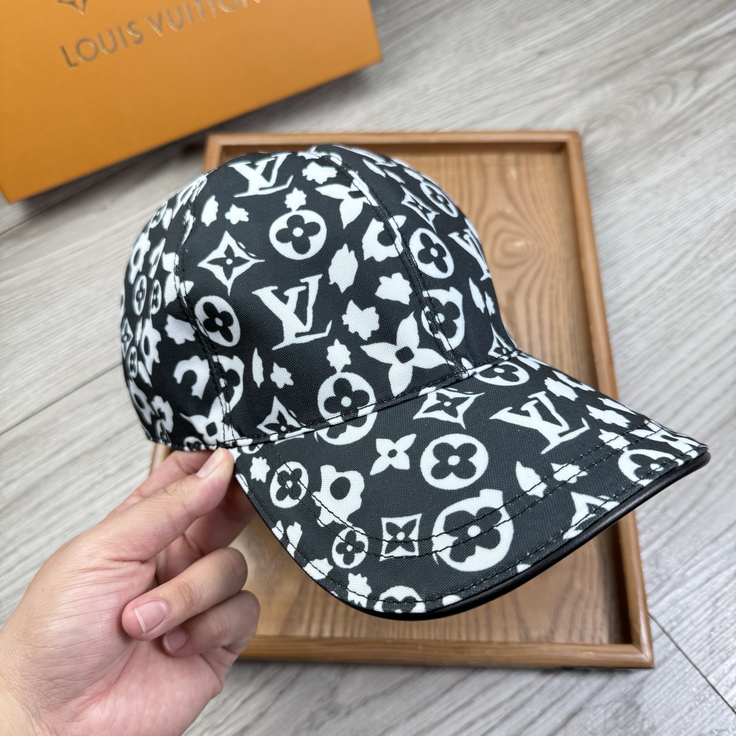 🌹。L家。【超A品质-配透明防尘袋】最新款！时尚潮流，高端做工！每一个帽子都是用心之作！牛津材质！头层牛皮！非一般的品质