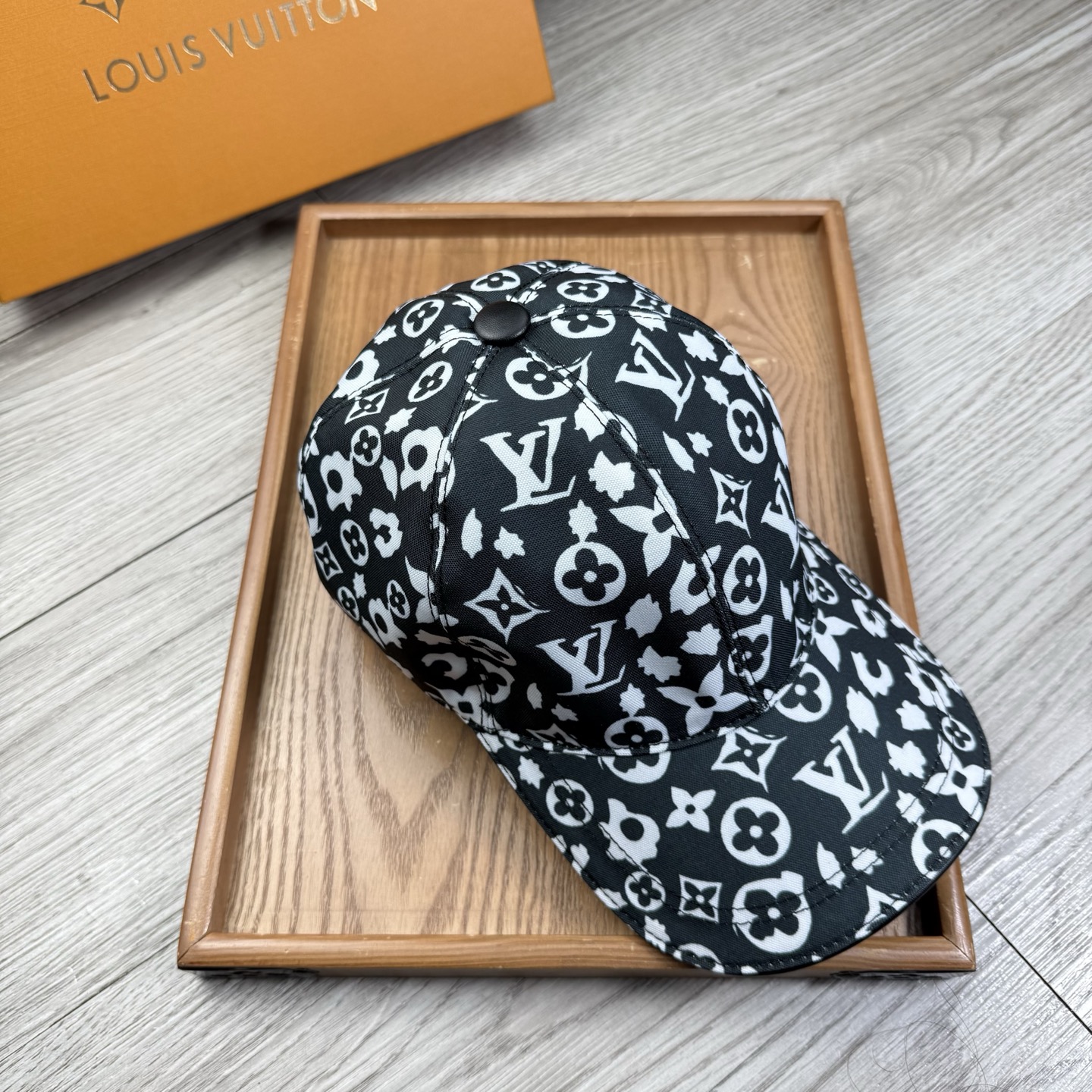 🌹。L家。【超A品质-配透明防尘袋】最新款！时尚潮流，高端做工！每一个帽子都是用心之作！牛津材质！头层牛皮！非一般的品质