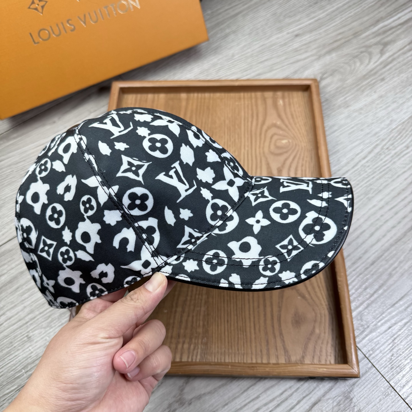 🌹。L家。【超A品质-配透明防尘袋】最新款！时尚潮流，高端做工！每一个帽子都是用心之作！牛津材质！头层牛皮！非一般的品质