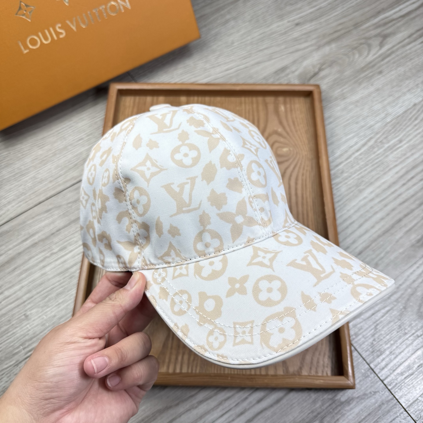 🌹。L家。【超A品质-配透明防尘袋】最新款！时尚潮流，高端做工！每一个帽子都是用心之作！牛津材质！头层牛皮！非一般的品质