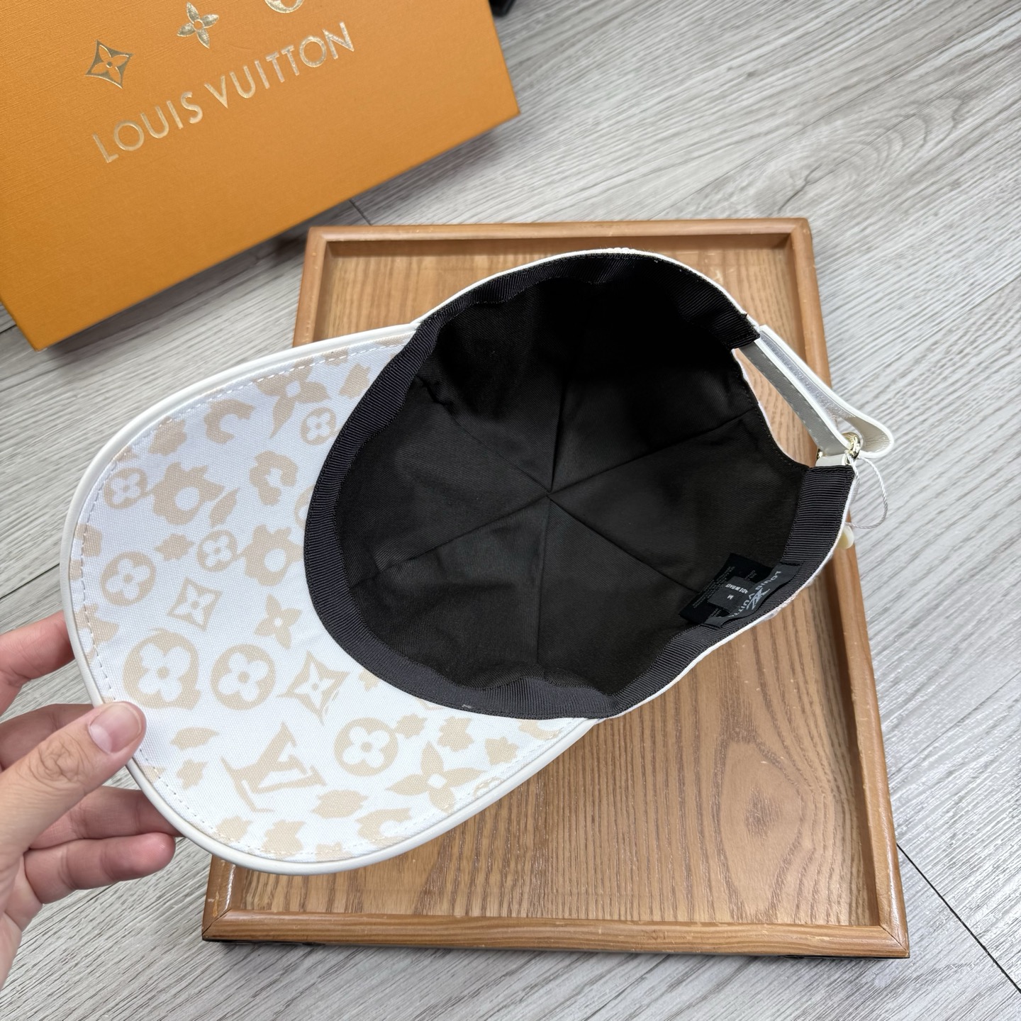 🌹。L家。【超A品质-配透明防尘袋】最新款！时尚潮流，高端做工！每一个帽子都是用心之作！牛津材质！头层牛皮！非一般的品质