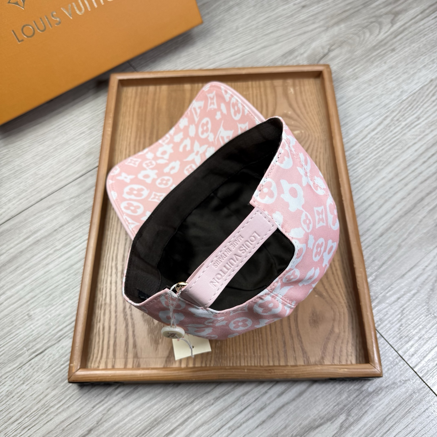🌹。L家。【超A品质-配透明防尘袋】最新款！时尚潮流，高端做工！每一个帽子都是用心之作！牛津材质！头层牛皮！非一般的品质