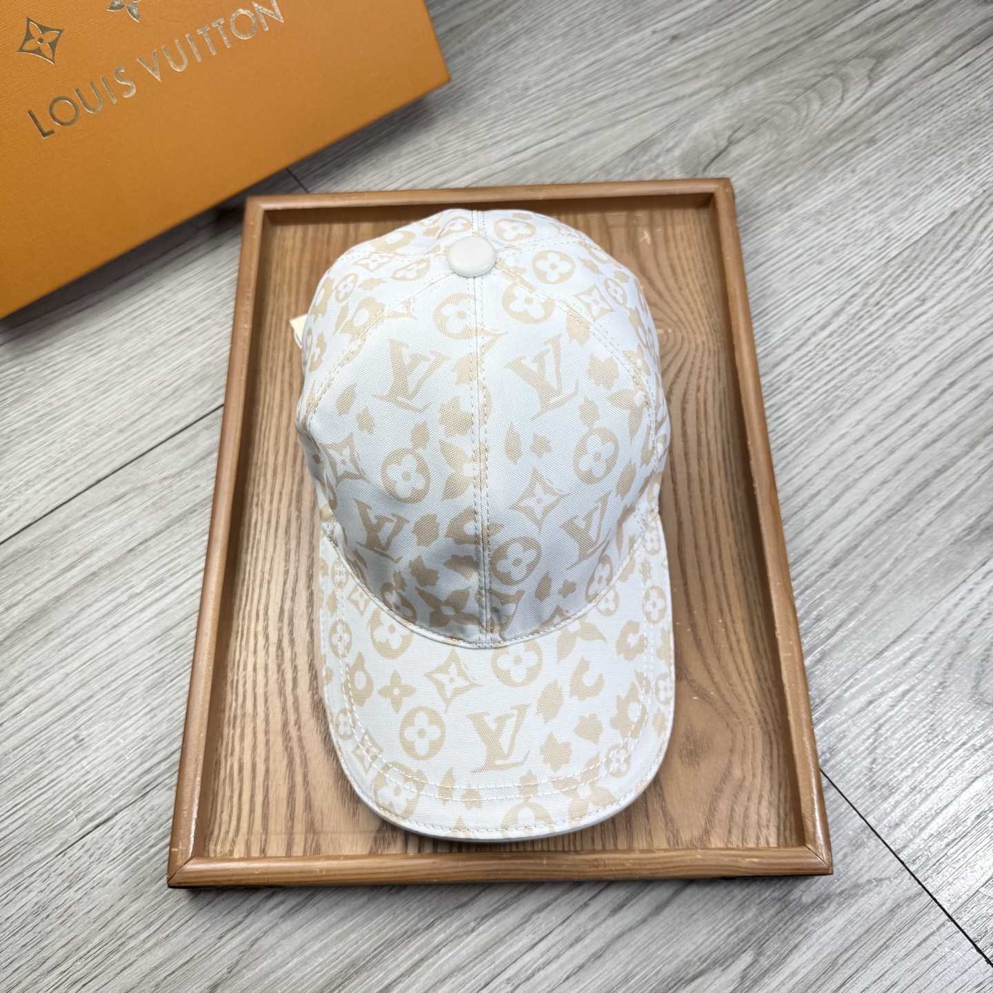 🌹。L家。【超A品质-配透明防尘袋】最新款！时尚潮流，高端做工！每一个帽子都是用心之作！牛津材质！头层牛皮！非一般的品质