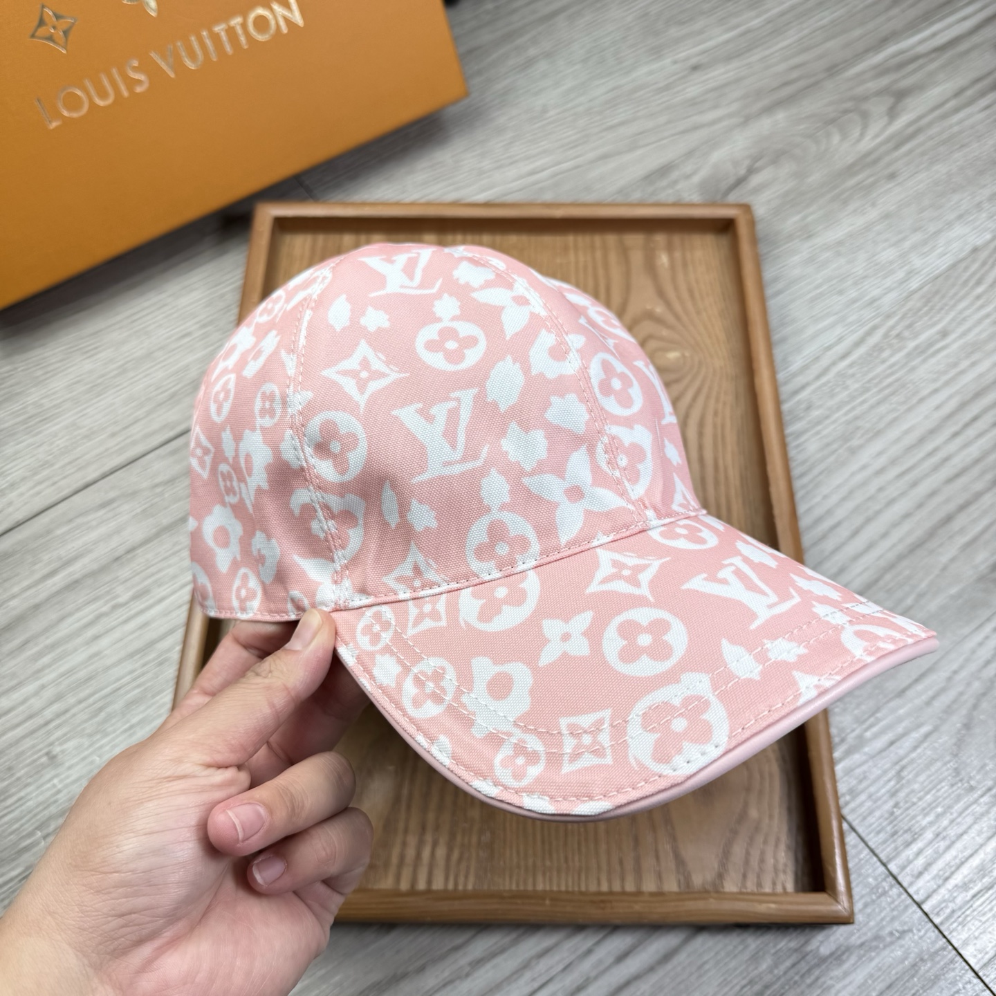 🌹。L家。【超A品质-配透明防尘袋】最新款！时尚潮流，高端做工！每一个帽子都是用心之作！牛津材质！头层牛皮！非一般的品质