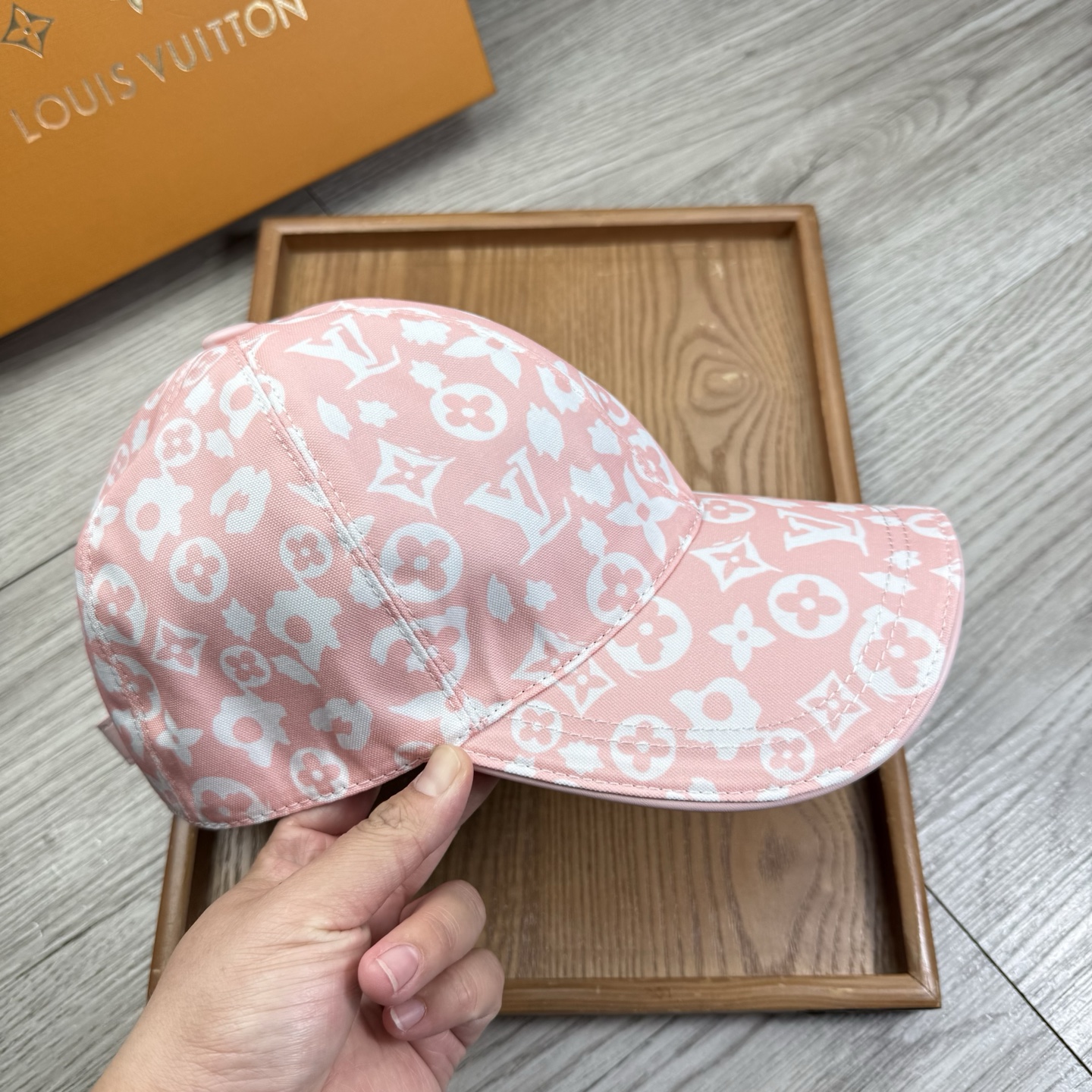 🌹。L家。【超A品质-配透明防尘袋】最新款！时尚潮流，高端做工！每一个帽子都是用心之作！牛津材质！头层牛皮！非一般的品质