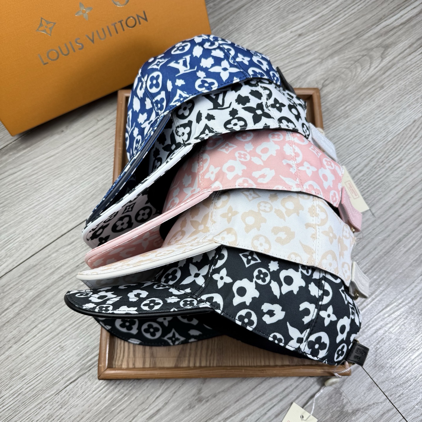 🌹。L家。【超A品质-配透明防尘袋】最新款！时尚潮流，高端做工！每一个帽子都是用心之作！牛津材质！头层牛皮！非一般的品质