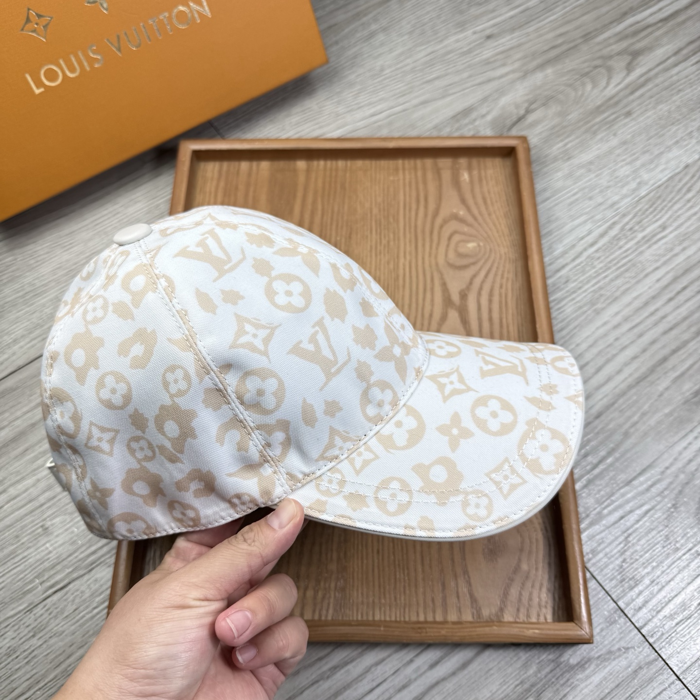 🌹。L家。【超A品质-配透明防尘袋】最新款！时尚潮流，高端做工！每一个帽子都是用心之作！牛津材质！头层牛皮！非一般的品质