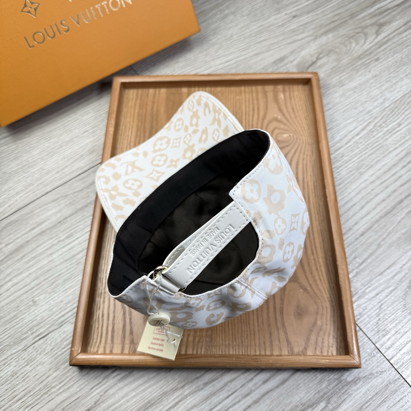 🌹。L家。【超A品质-配透明防尘袋】最新款！时尚潮流，高端做工！每一个帽子都是用心之作！牛津材质！头层牛皮！非一般的品质