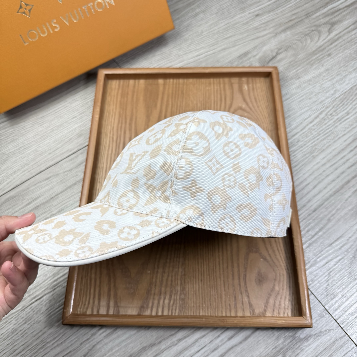 🌹。L家。【超A品质-配透明防尘袋】最新款！时尚潮流，高端做工！每一个帽子都是用心之作！牛津材质！头层牛皮！非一般的品质