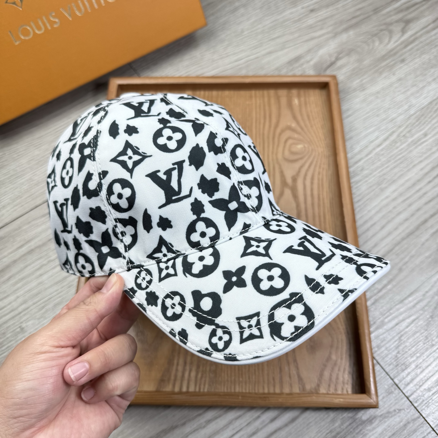🌹。L家。【超A品质-配透明防尘袋】最新款！时尚潮流，高端做工！每一个帽子都是用心之作！牛津材质！头层牛皮！非一般的品质