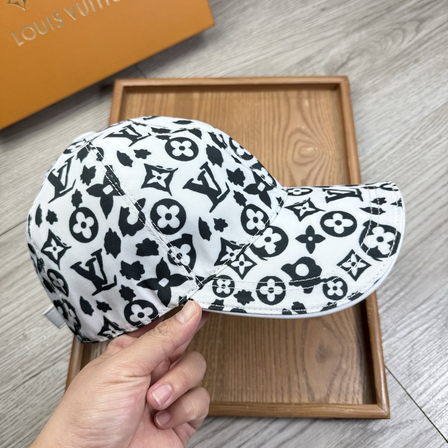 🌹。L家。【超A品质-配透明防尘袋】最新款！时尚潮流，高端做工！每一个帽子都是用心之作！牛津材质！头层牛皮！非一般的品质