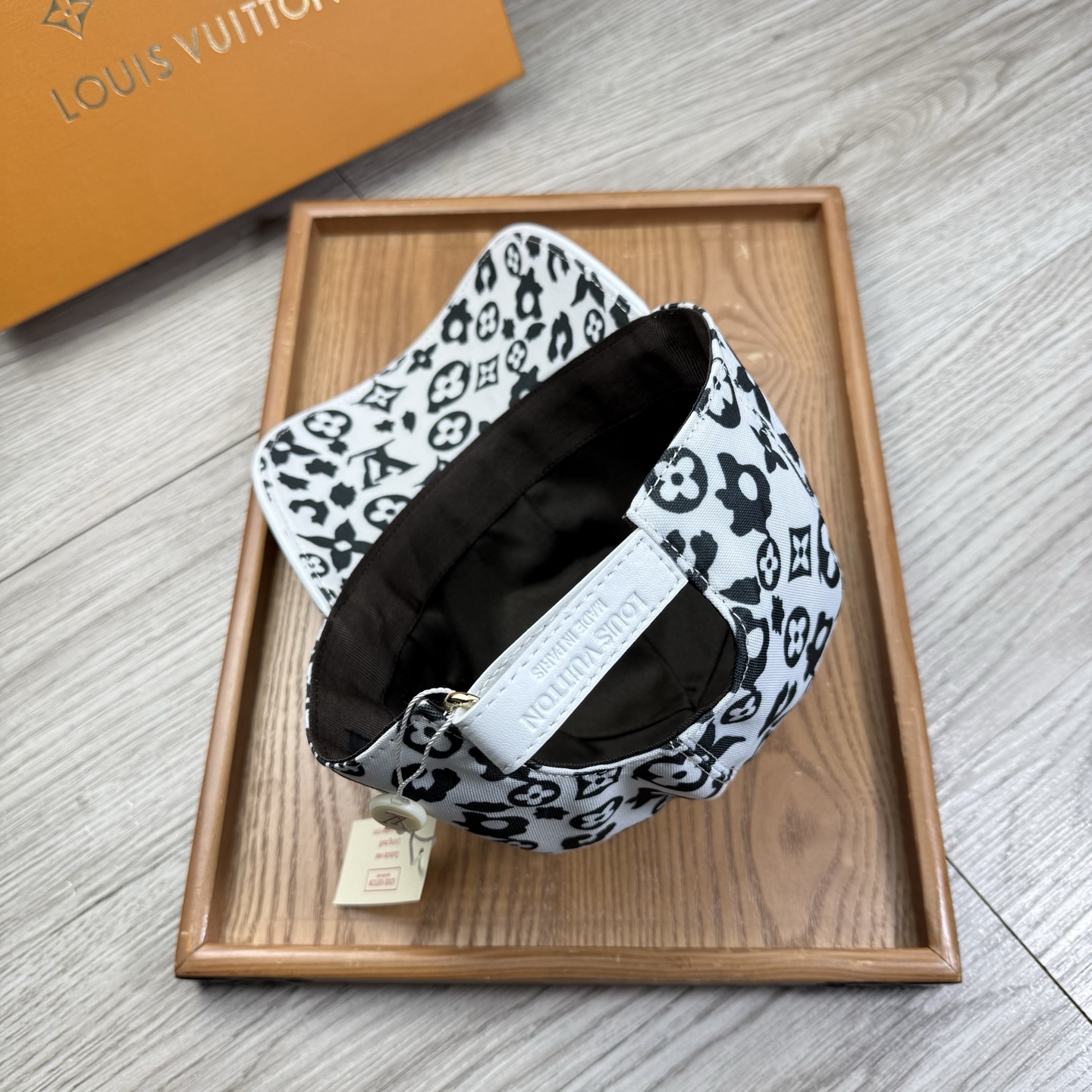 🌹。L家。【超A品质-配透明防尘袋】最新款！时尚潮流，高端做工！每一个帽子都是用心之作！牛津材质！头层牛皮！非一般的品质