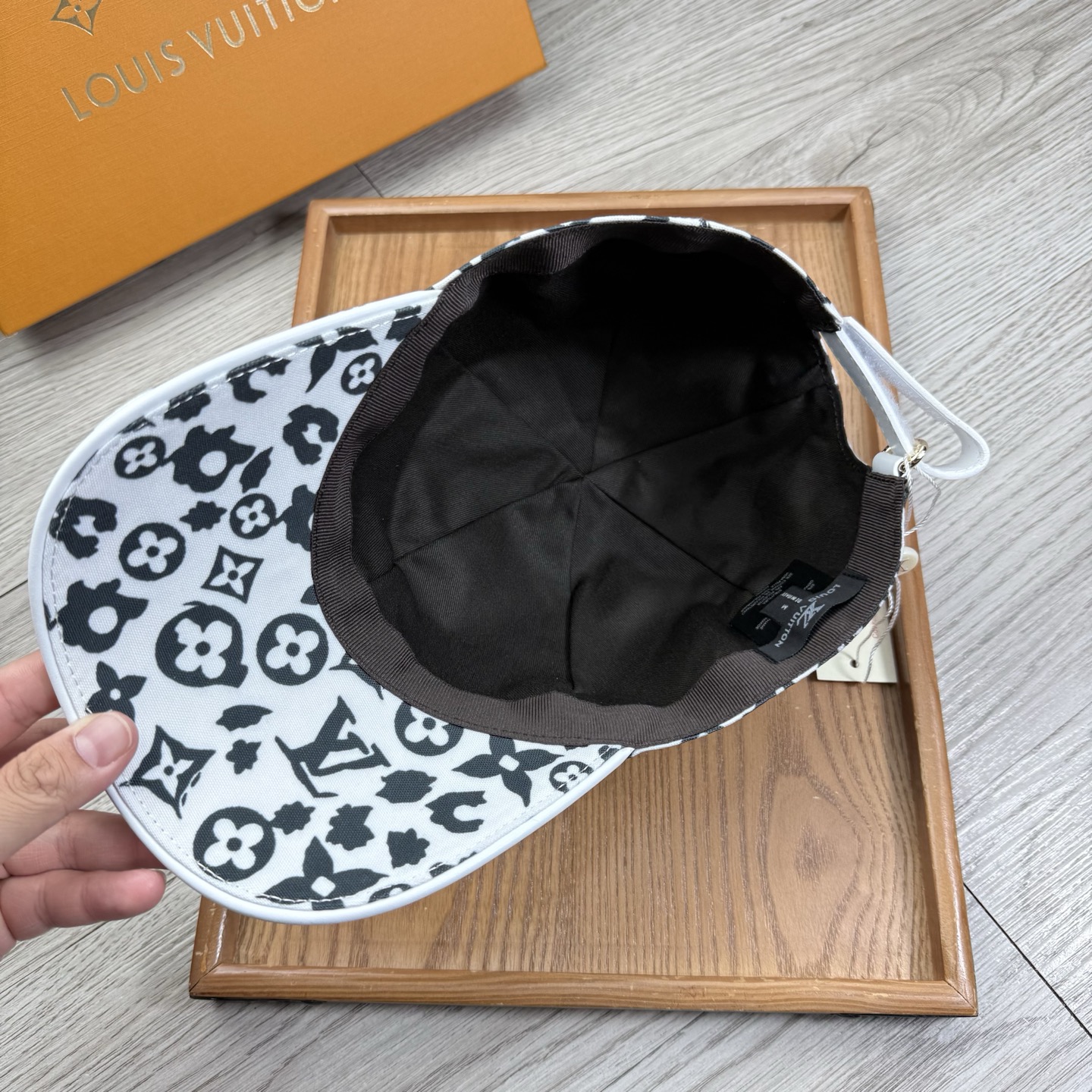 🌹。L家。【超A品质-配透明防尘袋】最新款！时尚潮流，高端做工！每一个帽子都是用心之作！牛津材质！头层牛皮！非一般的品质