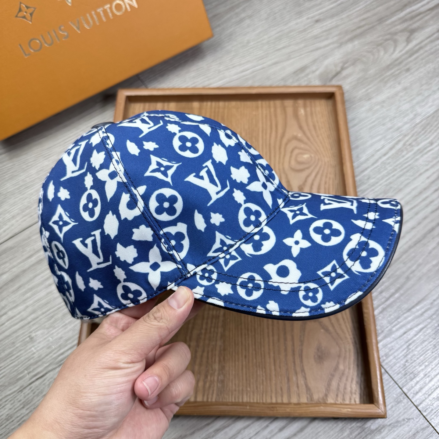 🌹。L家。【超A品质-配透明防尘袋】最新款！时尚潮流，高端做工！每一个帽子都是用心之作！牛津材质！头层牛皮！非一般的品质