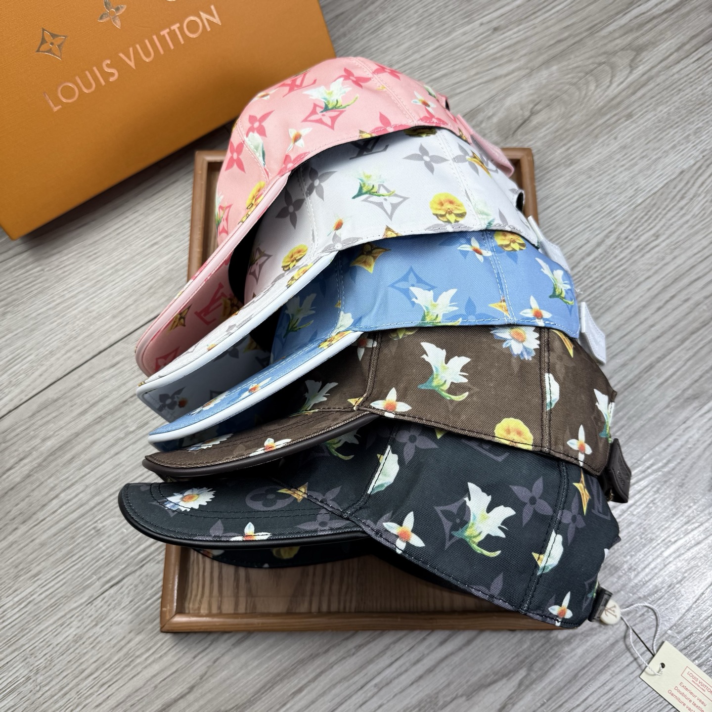 NO:883927,.L Home. [Super A quality - with transparent dust bag] The latest model!  Fashion trend, high-end workmanship!  Every hat is made with care!  Oxford material!  First layer of cowhide!  Extraordinary quality, details are also very important. Genuine leather cap nails, leather adjustment strap!  hat straw hat bucket hat baseball cap,hat,louis vuitton,espadrilles,cowhide,hats19860909.L家.【超A品质-配透明防尘袋】最新款！时尚潮流,高端做工！每一个帽子都是用心之作！牛津材质！头层牛皮！非一般的品质,细节也很重要.真皮帽钉,真皮调节带！帽子草帽渔夫帽棒球帽,帽子,louis vuitton,espadrilles,cowhide,hats,hat