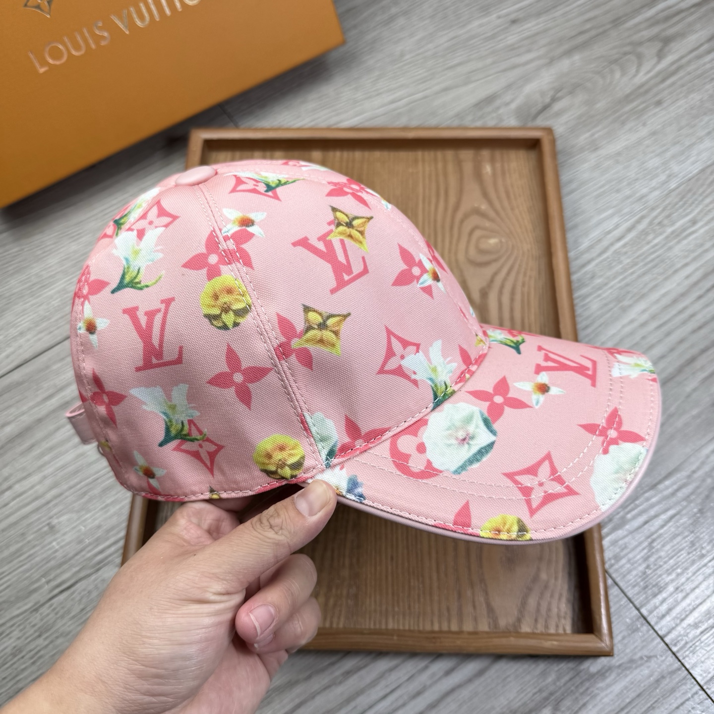 🌹。L家。【超A品质-配透明防尘袋】最新款！时尚潮流，高端做工！每一个帽子都是用心之作！牛津材质！头层牛皮！非一般的品质