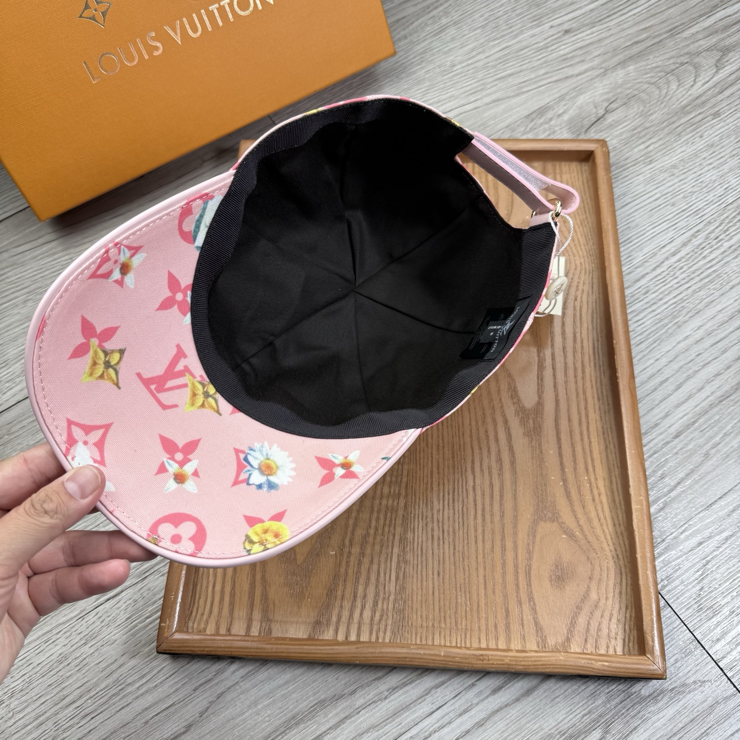 🌹。L家。【超A品质-配透明防尘袋】最新款！时尚潮流，高端做工！每一个帽子都是用心之作！牛津材质！头层牛皮！非一般的品质