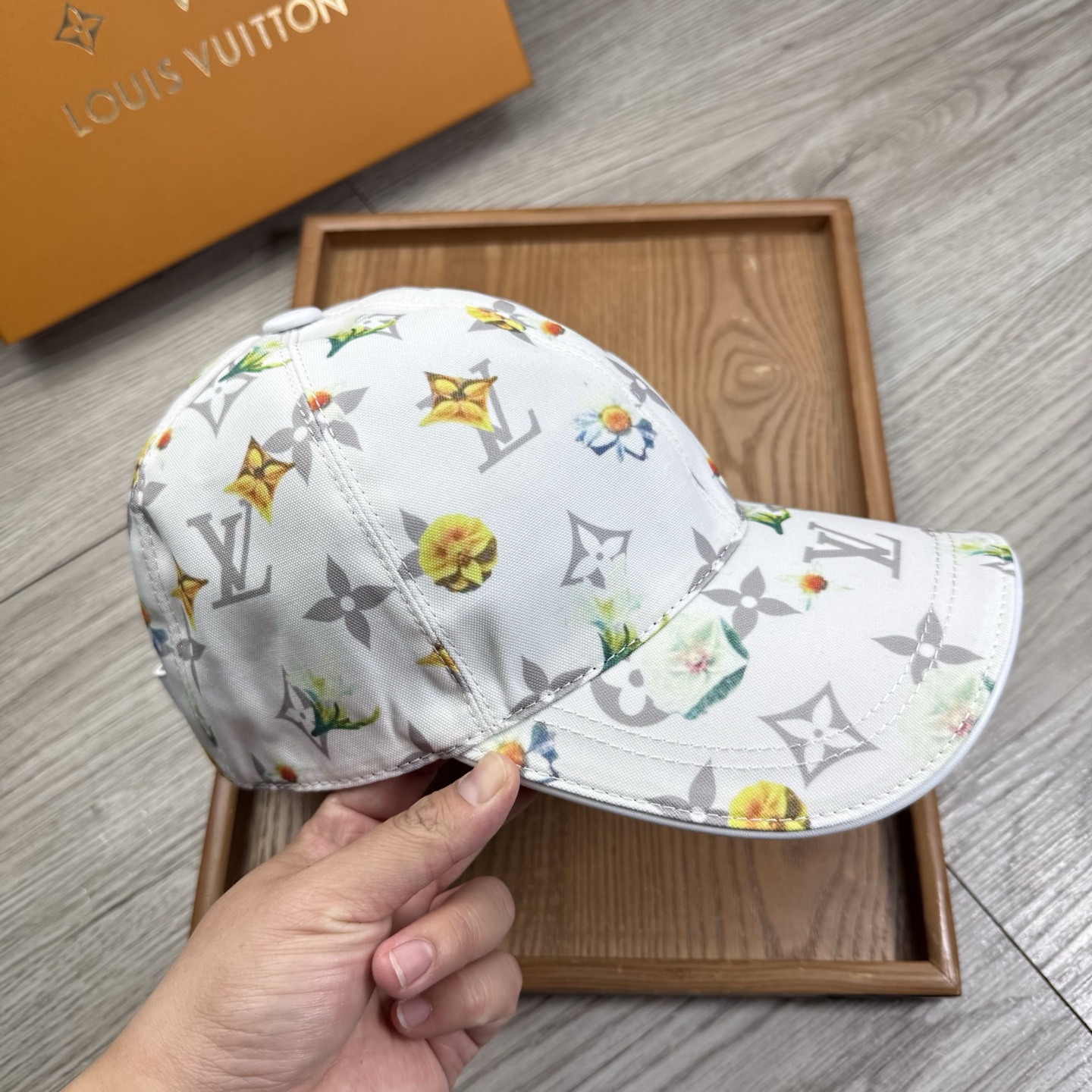 🌹。L家。【超A品质-配透明防尘袋】最新款！时尚潮流，高端做工！每一个帽子都是用心之作！牛津材质！头层牛皮！非一般的品质
