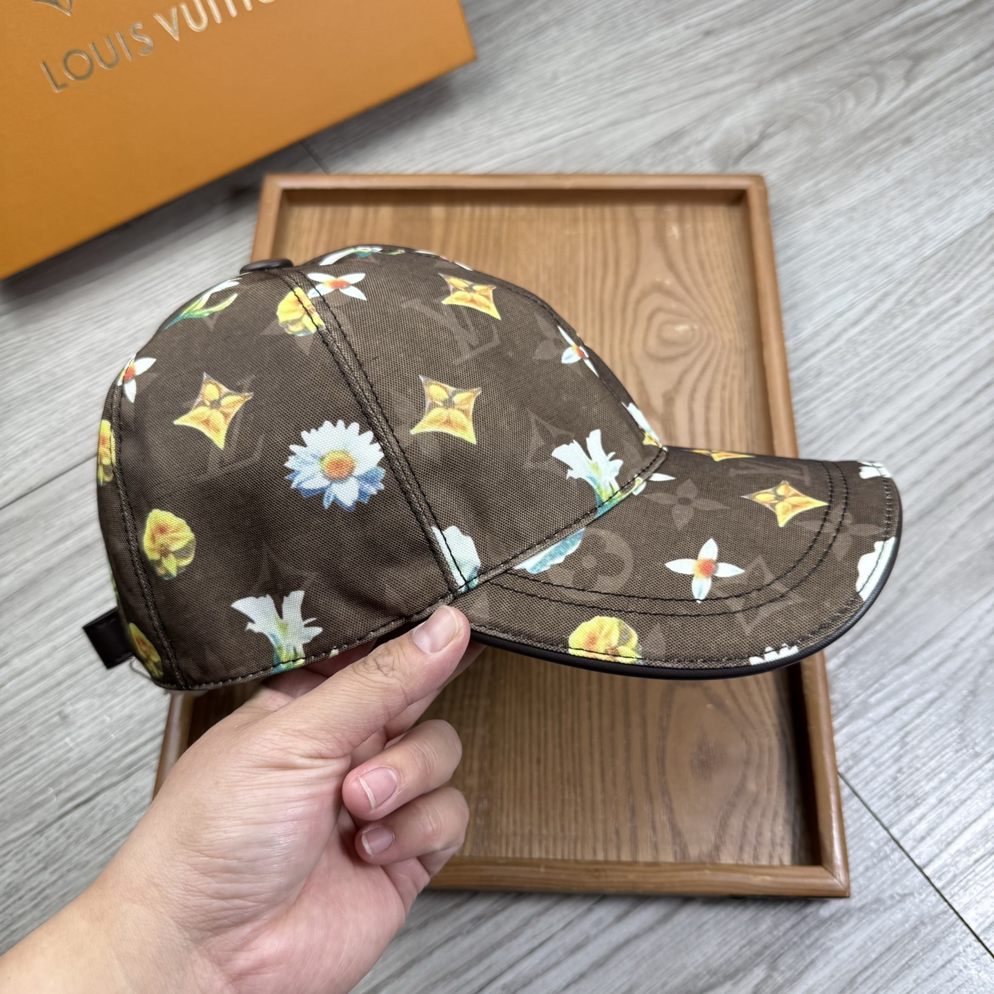 🌹。L家。【超A品质-配透明防尘袋】最新款！时尚潮流，高端做工！每一个帽子都是用心之作！牛津材质！头层牛皮！非一般的品质