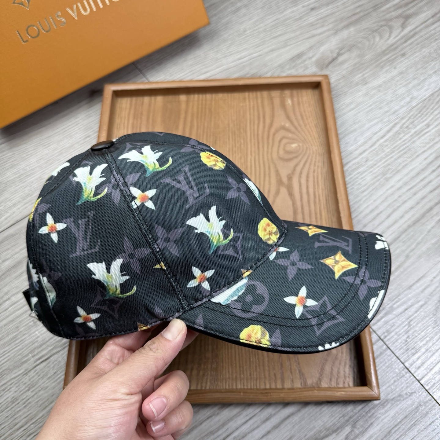 🌹。L家。【超A品质-配透明防尘袋】最新款！时尚潮流，高端做工！每一个帽子都是用心之作！牛津材质！头层牛皮！非一般的品质